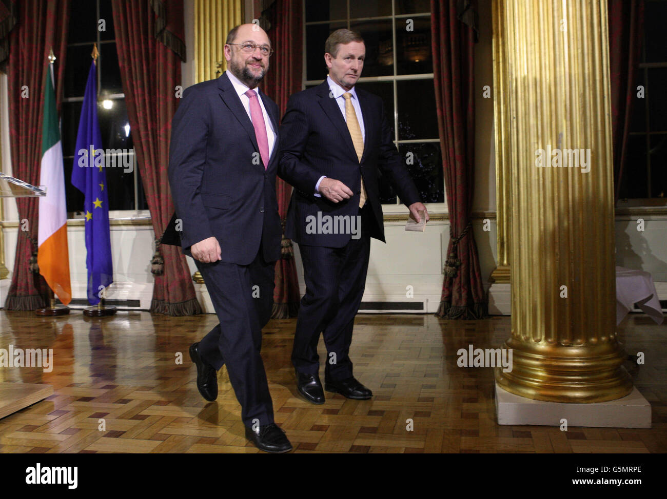 Der Präsident des Europäischen Parlaments Martin Schulz, Taoiseach Enda Kenny, verlässt das Amt, nachdem er heute im Anschluss an Gespräche mit den Vorsitzenden der Fraktionen des Parlaments in Dublin Castle, Dublin, Irland, eine Pressekonferenz abgehalten hat. Stockfoto