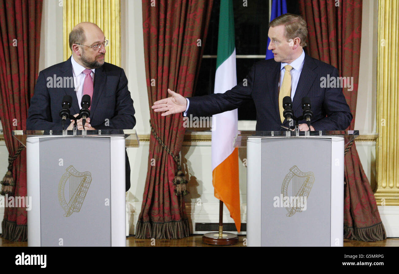 Der Präsident des Europäischen Parlaments Martin Schulz, Taoiseach Enda Kenny und halten heute nach Gesprächen mit den Vorsitzenden der Fraktionen des Parlaments in Dublin Castle, Dublin, Irland, eine Pressekonferenz ab. Stockfoto
