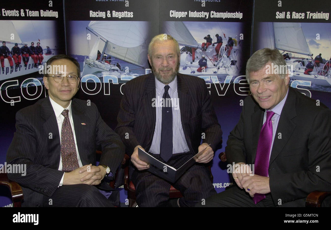 Sir Robin Knox-Johnston (Mitte), Gründer von Clipper Ventures plc, sitzt mit dem Generaldirektor des Hongkonger Wirtschafts- und Handelsbüros in London, Andrew Leung (links), und dem ersten Londoner Chief Executive Stephen O'Brien, im Little Ship Club, London. * als die beiden das Sponsoring von 2 Yachten in der Clipper 2002 rund um das Weltrennen, durch die Städte Hong Kong und London beziehungsweise angekündigt. Die beiden Yachten heißen London Clipper und Hong Kong Clipper und nehmen am 35,000 Meilen langen Weltlauf Teil, der am 27. Oktober in Liverpool startet. Stockfoto
