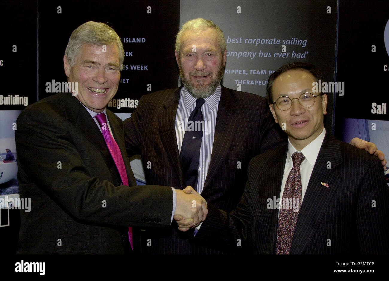 Sir Robin Knox-Johnston (Mitte), Gründer von Clipper Ventures plc, mit dem Generaldirektor des Hong Kong Economic and Trade Office in London, Andrew leung (rechts) und London First Chief Executive Stephen O'Brien, im Little Ship Club, London. * wie die beiden angekündigt, das Sponsoring von 2 Yachten in der Clipper 2002 rund um die Welt Rennen, durch die Städte Hongkong und London beziehungsweise. Die beiden Yachten heißen London Clipper und Hong Kong Clipper und nehmen am 35,000 Meilen langen Weltlauf Teil, der am 27. Oktober in Liverpool startet. Stockfoto