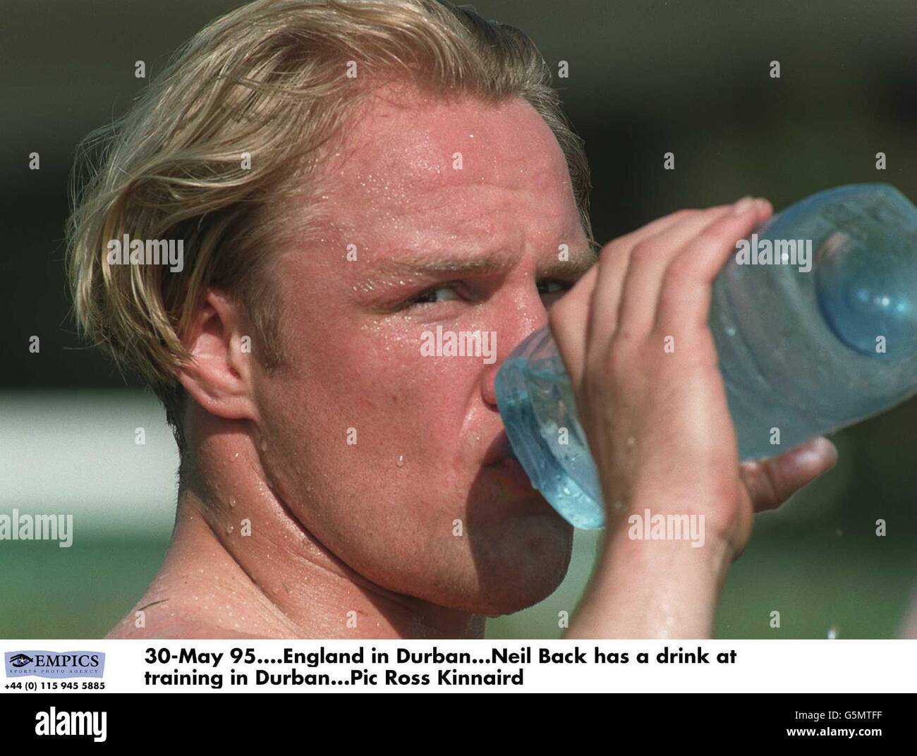 30-Mai 95. England in Durban. Neil Back trinkt beim Training in Durban Stockfoto