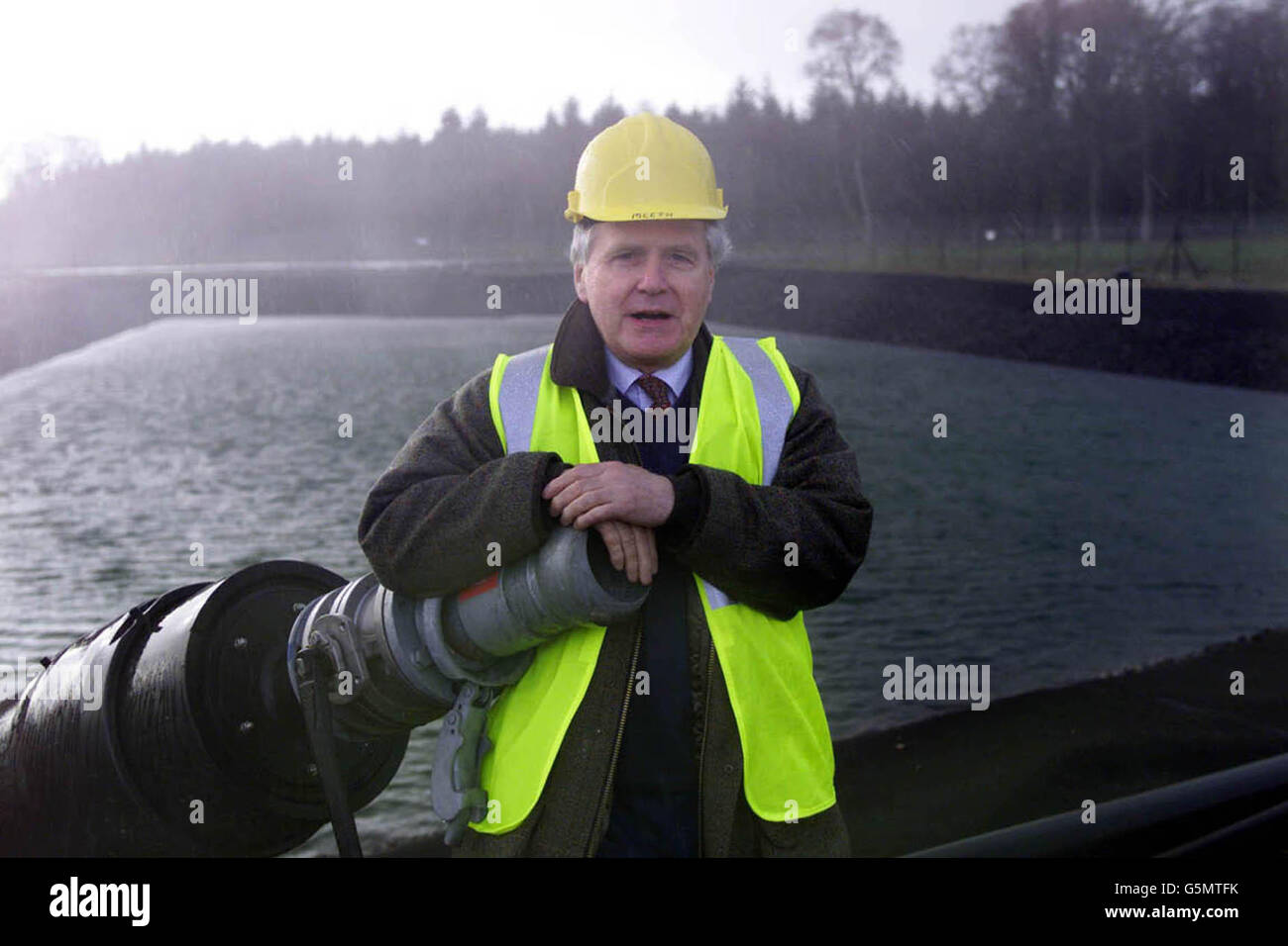 Dr. Ian Anderson, Chairman der Lessons Learned Untersuchung in den ungenutzten Gruben bei Ash Moor in der Nähe von Meeth in North Devon. Dr. Anderson war in Devon, um Mitglieder der von der Maul- und Klauenseuche betroffenen Gemeinschaft zu treffen, darunter Landwirte, Geschäftsleute und Vertreter der Tourismusindustrie, als er eine landesweite Tour durch die Gebiete begann. *..., am schlimmsten von der Epidemie des letzten Jahres getroffen. Er sagte heute, dass eine unabhängige Untersuchung der Lehren aus der Maul- und Klauenseuche der Regierung kritisch gegenüberstünde, wenn sie gerechtfertigt wäre. In Devon, wo es 173 bestätigte Fälle der Krankheit gab, vorbei Stockfoto