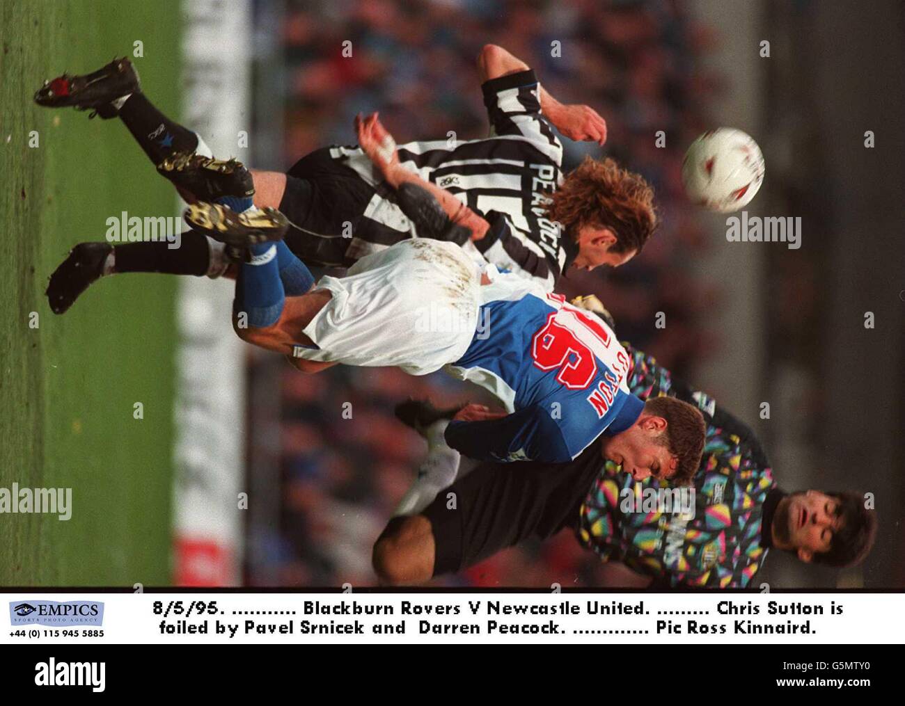 8/5/95, . Blackburn Rovers V Newcastle United, Chris Sutton wird von Pavel Srnicek und Darren Pfau vereitelt Stockfoto