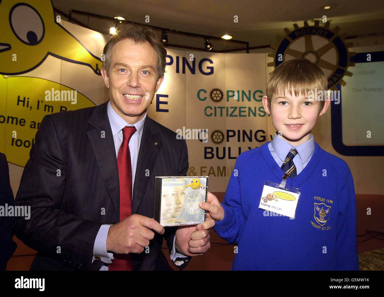 Premierminister Tony Blair erhält eine CD-ROM von Oliver Wakey, einem Schüler aus dem 8. Lebensjahr, in seinem Wahlkreis Trimdon, wo der Premierminister die neue CD-ROM zum Thema Staatsbürgerschaft einführte. Das Thema der CD, die von Rotary International * entwickelt wurde, ist, dass Kinder Rechte haben, aber diese Rechte Verantwortung tragen. Die Citizenship CD-ROM ist die dritte in der Reihe Coping with Life. Die beiden vorherigen CD-ROMs konzentrierten sich auf Mobbing und Familienwechsel, und Rotary Clubs haben mehr als 50,000 CDs verteilt, die mehr als sechs Millionen Schülern, ihren Eltern und Lehrern zur Verfügung stehen. Stockfoto
