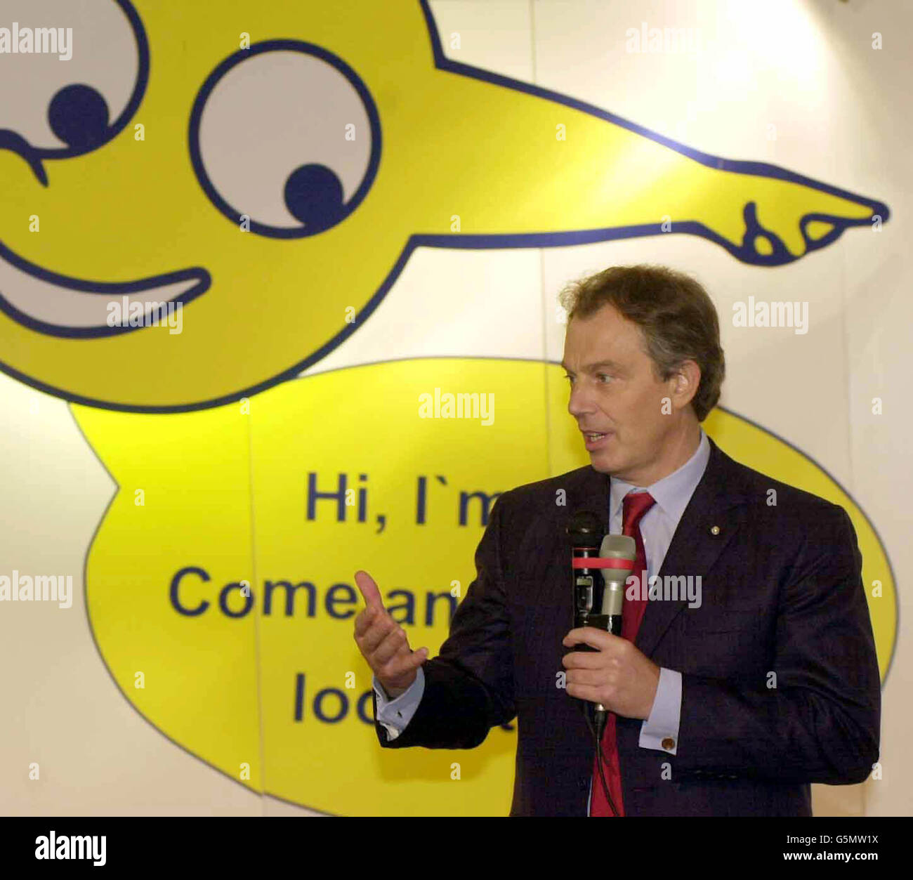 Premierminister Tony Blair, der in seinem lokalen Trimdon-Wahlkreis eine neue CD-ROM über die Staatsbürgerschaft lanciert, die von Rotary International entwickelt wurde. Das Thema der CD ist, dass Kinder Rechte haben, aber diese Rechte tragen Verantwortung. * die Citizenship CD-ROM ist die dritte in der Reihe Coping with Life. Die beiden vorherigen CD-ROMs konzentrierten sich auf Mobbing und Familienwechsel, und Rotary Clubs haben mehr als 50,000 CDs verteilt, die mehr als sechs Millionen Schülern, ihren Eltern und Lehrern zur Verfügung stehen. Stockfoto