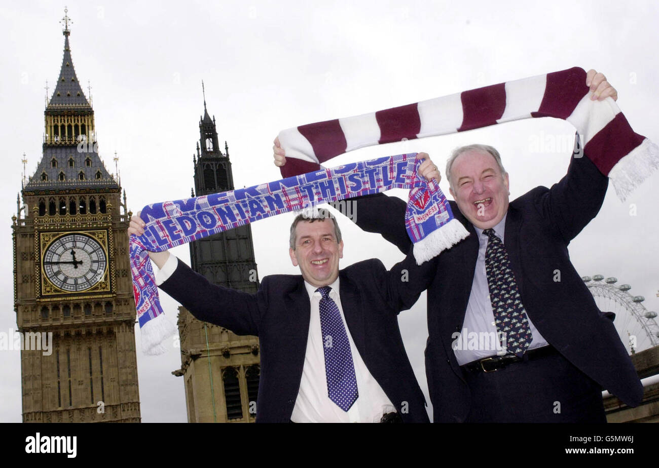 Inverness East, Nairn und Loch aber M.P. David Stewart (links) ein Inverness Caledonian Thistle Supporter mit Hearts Supporter, Staatsminister für Schottland George Foulks in Westminster, wo sie freundliche Rivalität vor dem bevorstehenden Scottish Cup Spiel genießen. Stockfoto