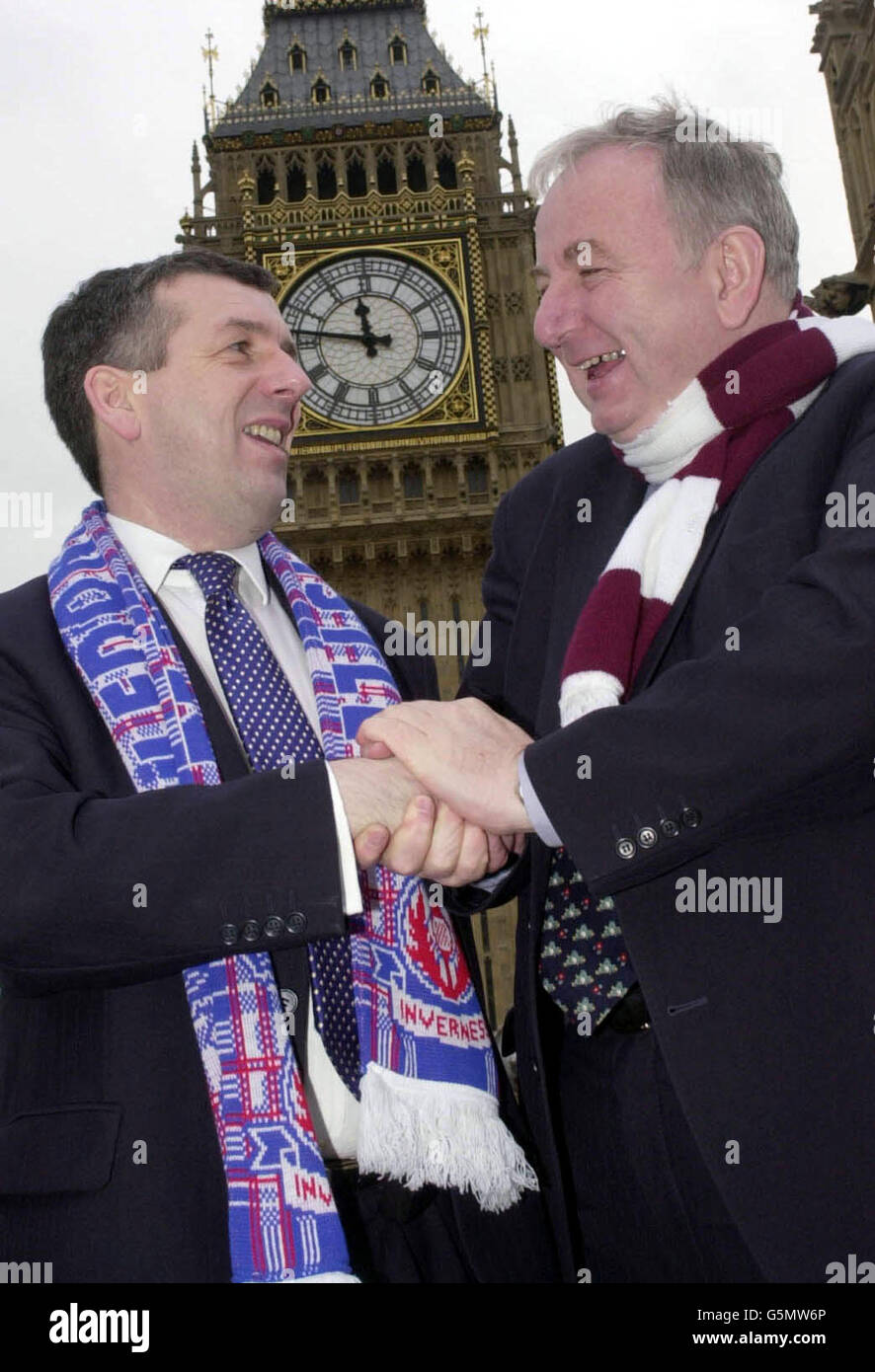 Inverness East, Nairn und Loch aber M.P. David Stewart (links) ein Inverness Caledonian Thistle Supporter mit Hearts Supporter, Staatsminister für Schottland George Foulks in Westminster, wo sie freundliche Rivalität vor dem bevorstehenden Scottish Cup Spiel genießen. Stockfoto