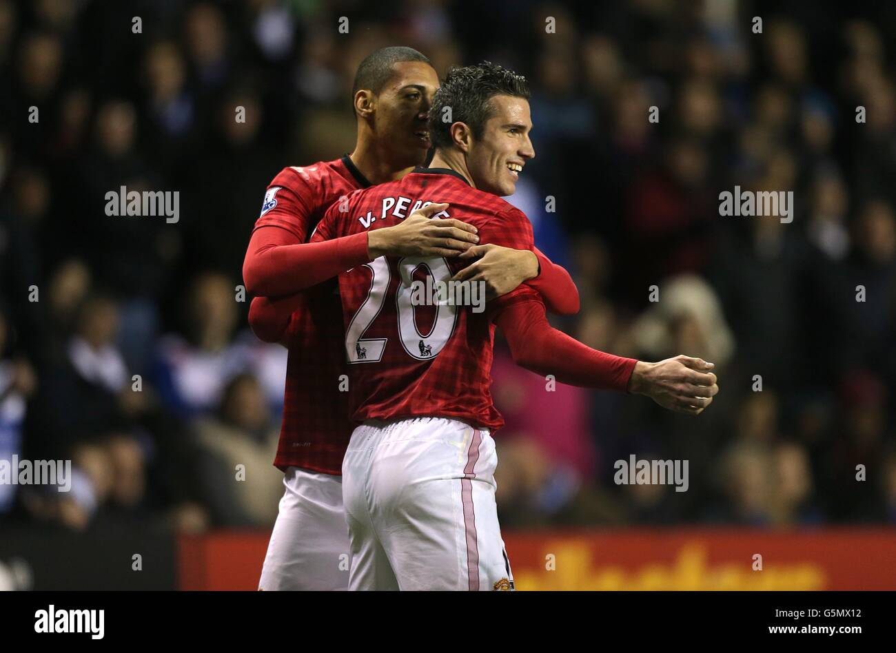 Fußball - Barclays Premier League - Reading / Manchester United - Madjeski Stadium. Robin van Persie (rechts) von Manchester United feiert mit Teamkollege Chris Smalling das vierte Tor des Spiels Stockfoto