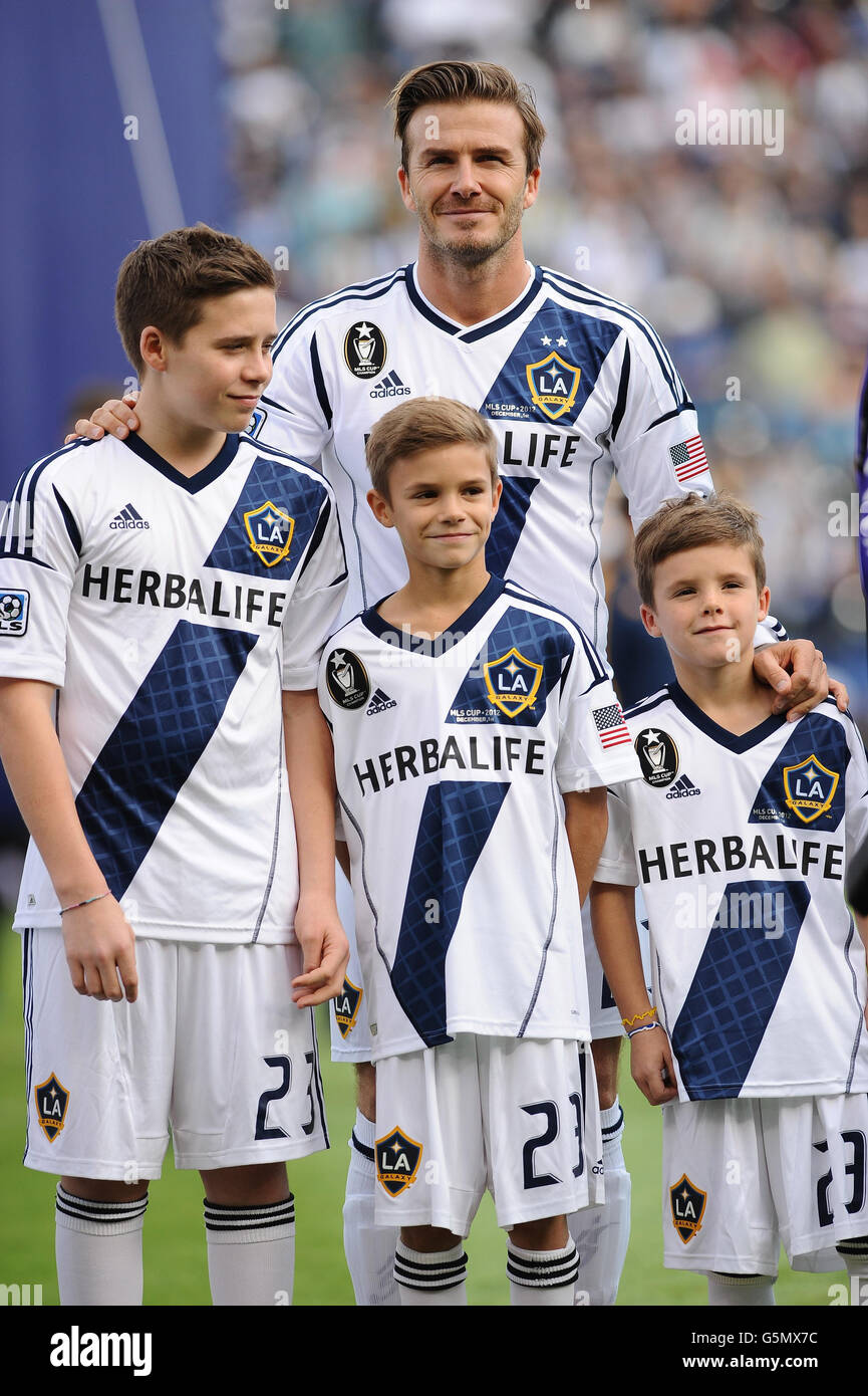 David Beckham von LA Galaxy mit seinen Söhnen (von links nach rechts) Brooklyn, Romeo und Cruz während des MLS Cup Finales im Home Depot Center, Los Angeles, USA. Stockfoto