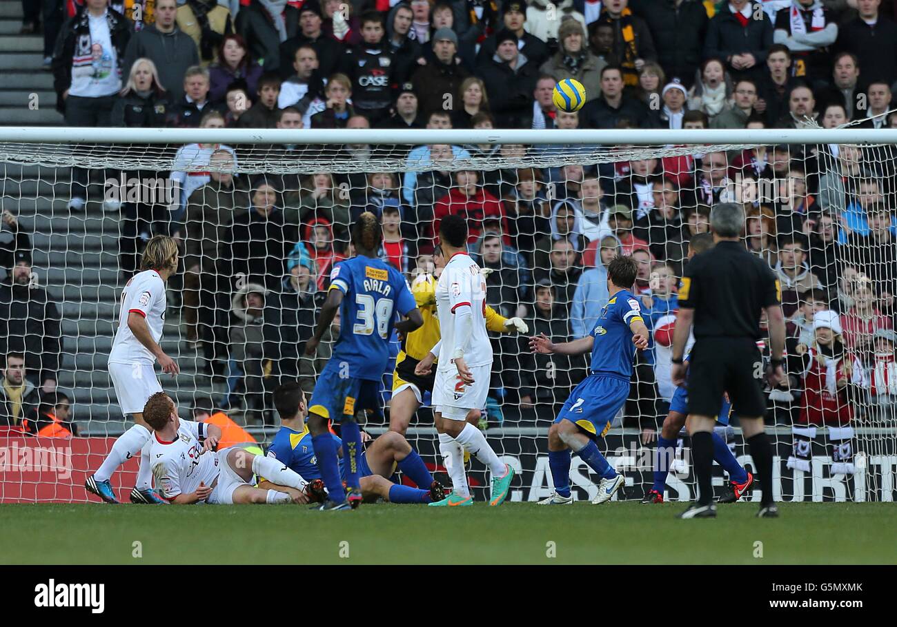 Fußball - FA Cup - zweite Runde - Milton Keynes Dons / AFC Wimbledon - Stadion:mk. Jon Otsemobor (Mitte) von Milton Keynes Dons erzielt das zweite Tor seines Teams Stockfoto