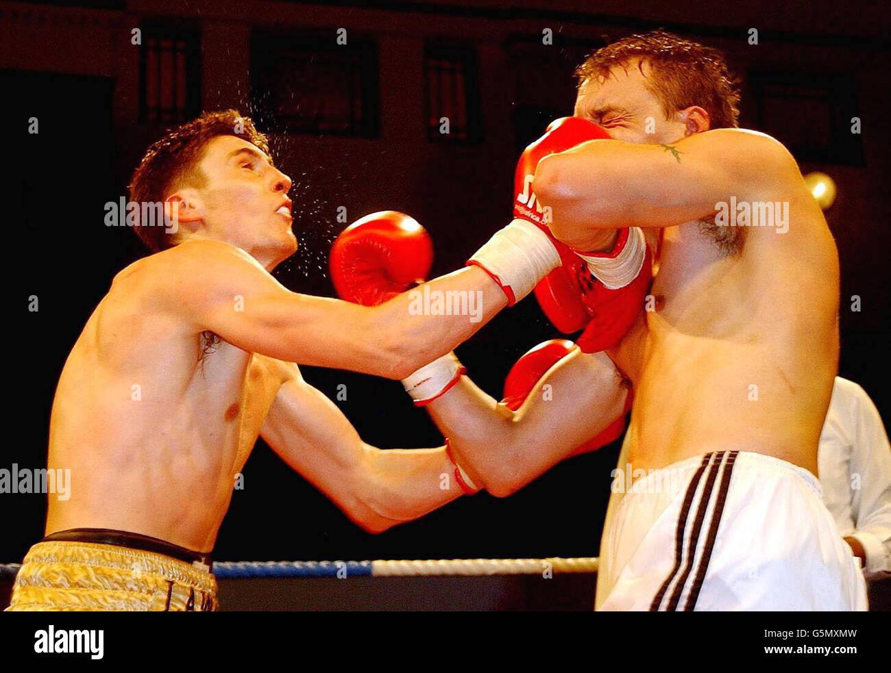 Stoke's Scott Lawton (links) landet beim Lightweight Contest in York Hall, Bethnal Green, London, einen oberen Schnitt von Peter Buckley aus Birmingham. Lawton gewann leicht auf Punkte. Stockfoto