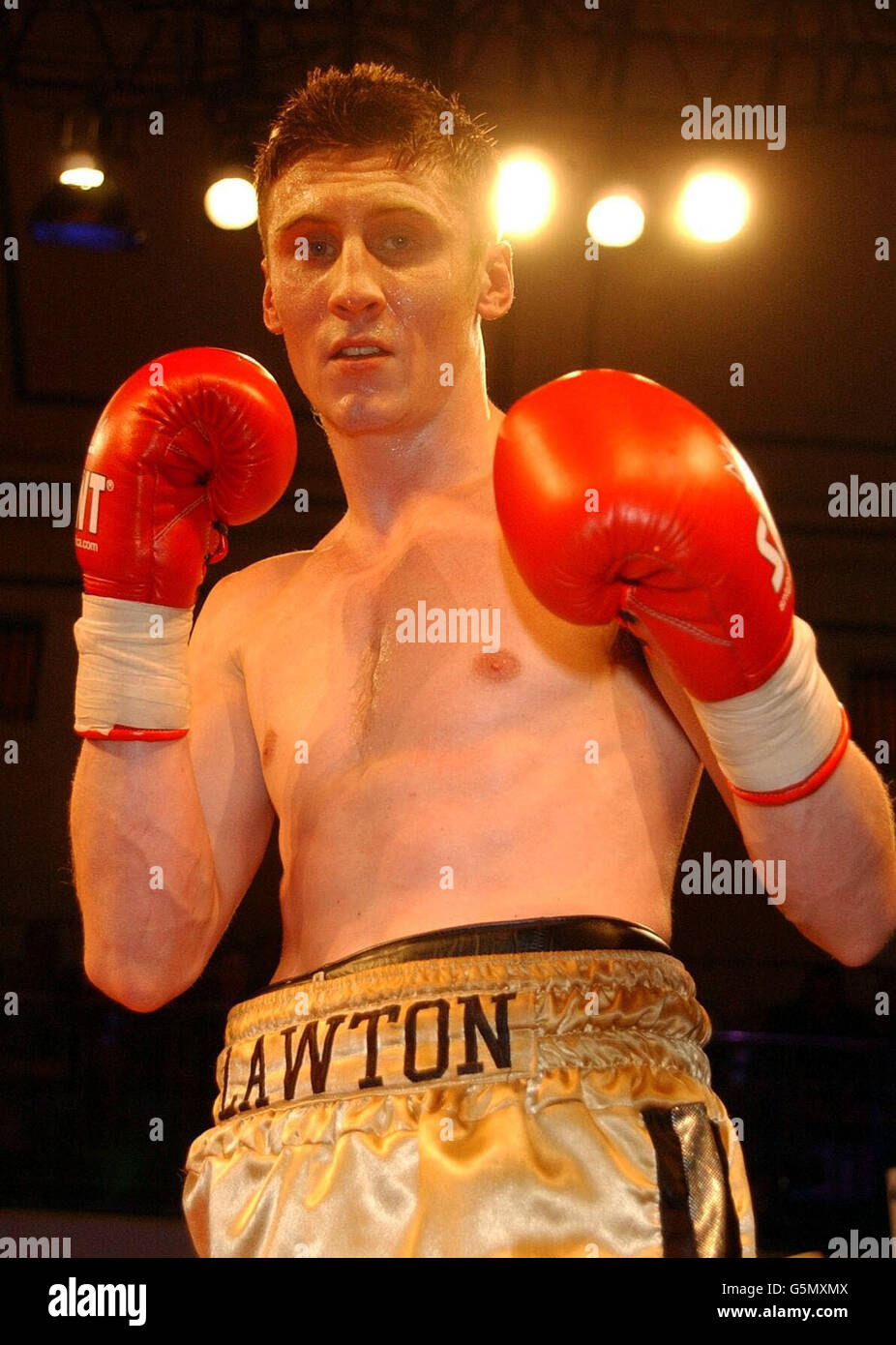 Stoke's Scott Lawton „feiert“, nachdem er Peter Buckley aus Birmingham während seines Leichtgewichts-Wettbewerbs in der York Hall, Bethnal Green, London, besiegt hatte. Lawton gewann leicht auf Punkte. Stockfoto