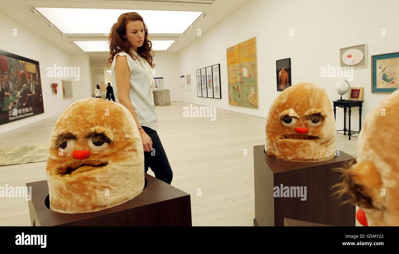 Ein Besucher betrachtet „Kasper Hauser Ramachandra and Natascha the Dog“ des Künstlers Adrian Ho Yin Wong im Rahmen des Hong Kong Eye in der Saatchi Gallery in London, Mit über 50 Werken von 18 aufstrebenden Künstlern aus Hongkong in der bisher größten Ausstellung zeitgenössischer Kunst in Hong Kongs, die morgen in der Galerie eröffnet wird. Stockfoto