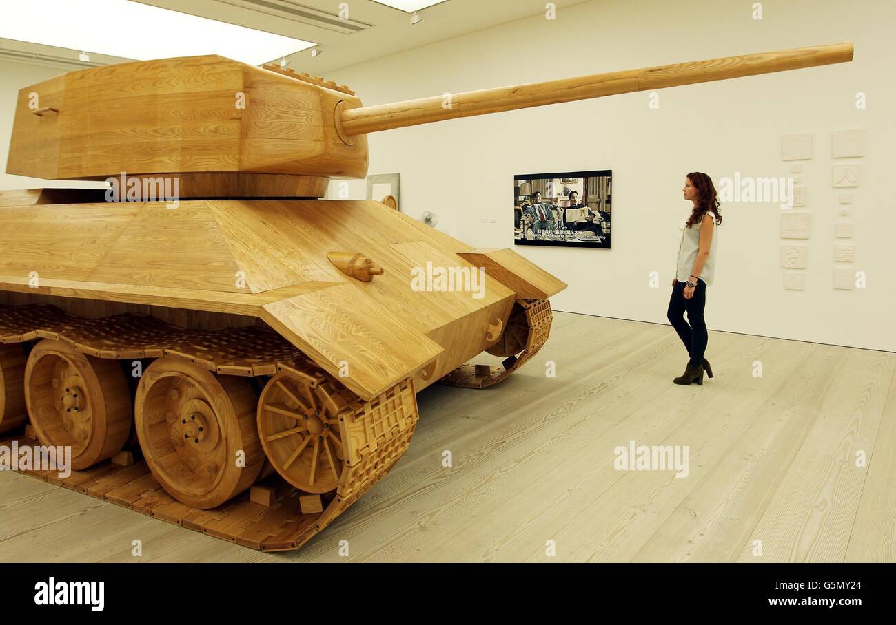 Ein Besucher betrachtet "Toy Tank" der Künstlerin Amy Cheung als Teil des Hong Kong Eye in der Saatchi Gallery in London, mit über 50 Werken von 18 aufstrebenden Künstlern aus Hongkong in der bisher größten Ausstellung der zeitgenössischen Kunst Hongkongs, Die morgen in der Galerie eröffnet wird. Stockfoto