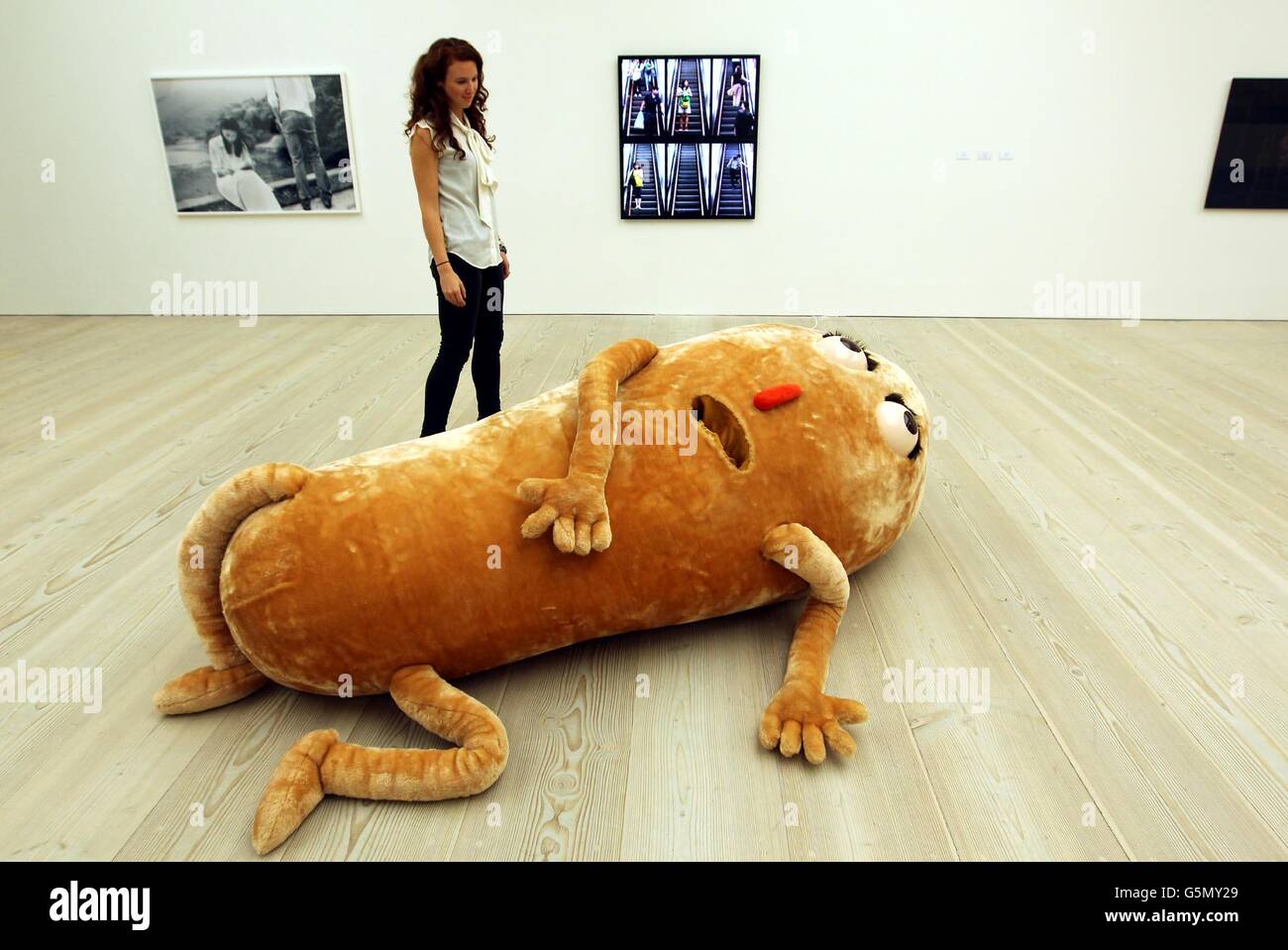 Ein Besucher blickt auf „Primorial Idiolect Five“ des Künstlers Adrian Ho Yin Wong , als Teil des Hong Kong Eye in der Saatchi Gallery in London, mit über 50 Werken von 18 aufstrebenden Künstlern aus Hongkong in der bisher größten Ausstellung der zeitgenössischen Kunst Hongkongs, Die morgen in der Galerie eröffnet wird. Stockfoto