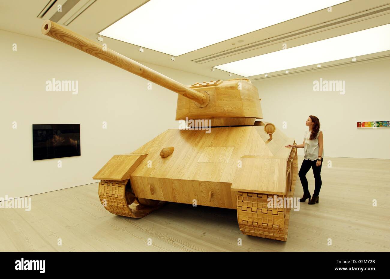 Ein Besucher betrachtet "Toy Tank" der Künstlerin Amy Cheung als Teil des Hong Kong Eye in der Saatchi Gallery in London, mit über 50 Werken von 18 aufstrebenden Künstlern aus Hongkong in der bisher größten Ausstellung der zeitgenössischen Kunst Hongkongs, Die morgen in der Galerie eröffnet wird. Stockfoto