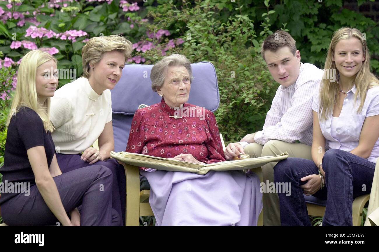 HRH Prinzessin Alice (C) mit ihrer Schwiegertochter die Herzogin von Gloucester (2. L) und ihren Enkeln, Lady Davina Windsor, 24 (L), Lady Rose Windsor, 21 (R) und Alexander der Graf von Ulster, 27 (2. R). * Prinzessin Alice, Tante der Königin und Mitgift Herzogin von Gloucester, feiert heute ihren 100. Geburtstag, ihre Langlebigkeit wird innerhalb der königlichen Familie nur von der Königin Mutter, die 17 Monate älter ist übertroffen. In diesem seltenen Aussehen ist die gebrechliche Prinzessin aus Anfang dieses Jahres genießen Feiern, in den Gärten ihres Hauses im Kensington Palace, Central London. Ein Stockfoto