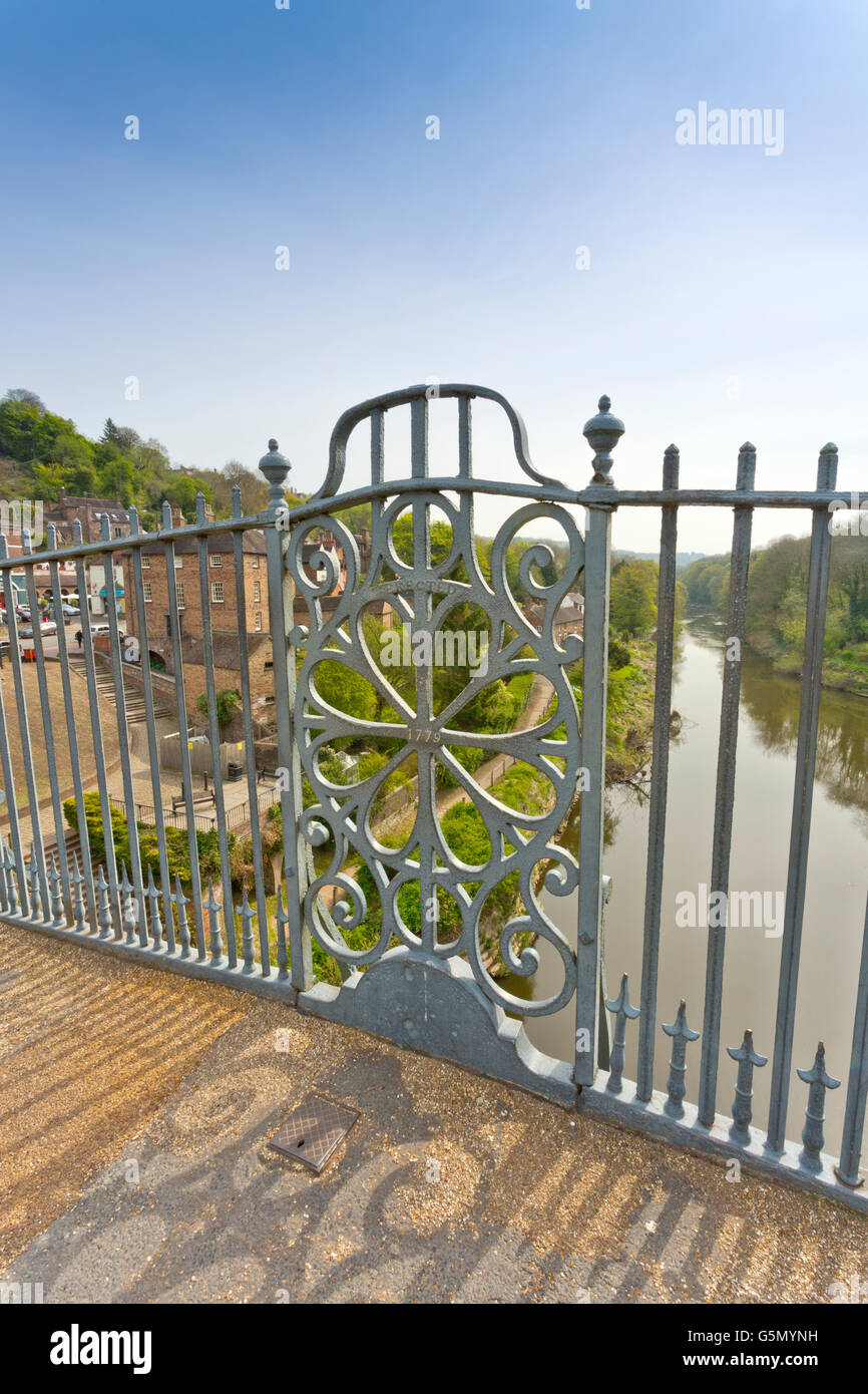 Dekorative Schmiedearbeiten an das Zentrum Punkt von Abraham Darby historischen 1779-Brücke in Ironbridge, Shropshire, England, UK Stockfoto