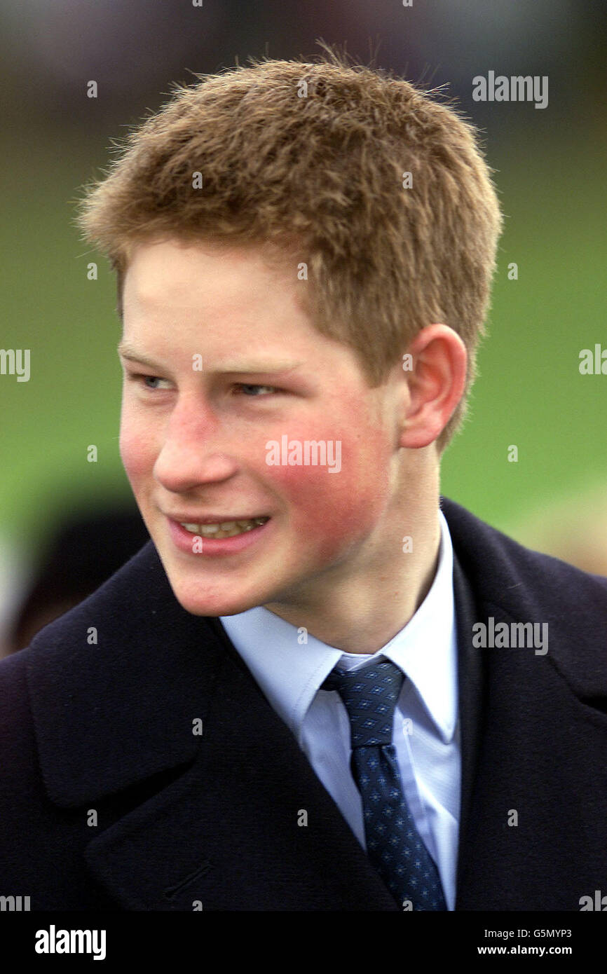 Prinz Harry nimmt am Weihnachtsgottesdienst in der Church of St Mary Magdalen auf dem Sandringham Estate, Norfolk, Teil. Prinz William wurde von der sechsjährigen Katherine Bennett auf dem Weg zur Kirche eine Tüte mit Hersheys Küssen gegeben. * Sie jagte dem Prinzen nach, um ihm die Pralinen zu überbringen, von denen sie sagte, dass sie die nächstbeste Sache zu königlichen Küssen seien. 2/1/02: Prinz Harry, der seine Fahrprüfung bei seinem ersten Versuch bestanden hat, kam heraus. Es wurde davon ausgegangen, dass der 17-Jährige den Test in der Nähe des Hauses des Prinzen von Wales in Highgrove, Gloucestershire, an Silvester gemacht hat. Der Test dauerte 15 Wochen Stockfoto