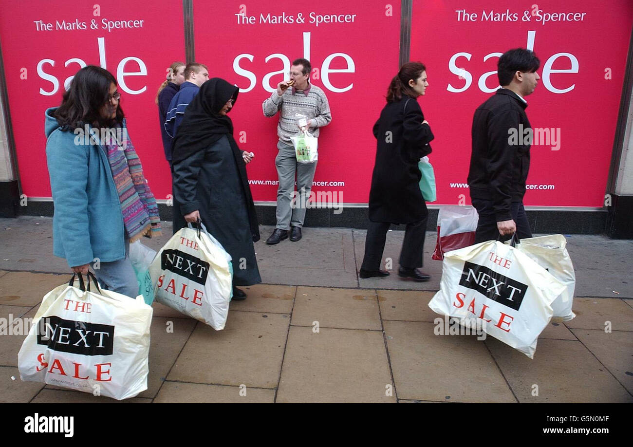 Schnäppchenjäger kommen in der Oxford Street, London, an Marks & Spencers vorbei, während Geschäfte im ganzen Land ihre Türen für Schnäppchenjäger öffneten. Viele Einzelhändler meldeten ein reges Geschäft, da die Käufer weiterhin den wirtschaftlichen Propheten des Untergangs trotzten. Stockfoto