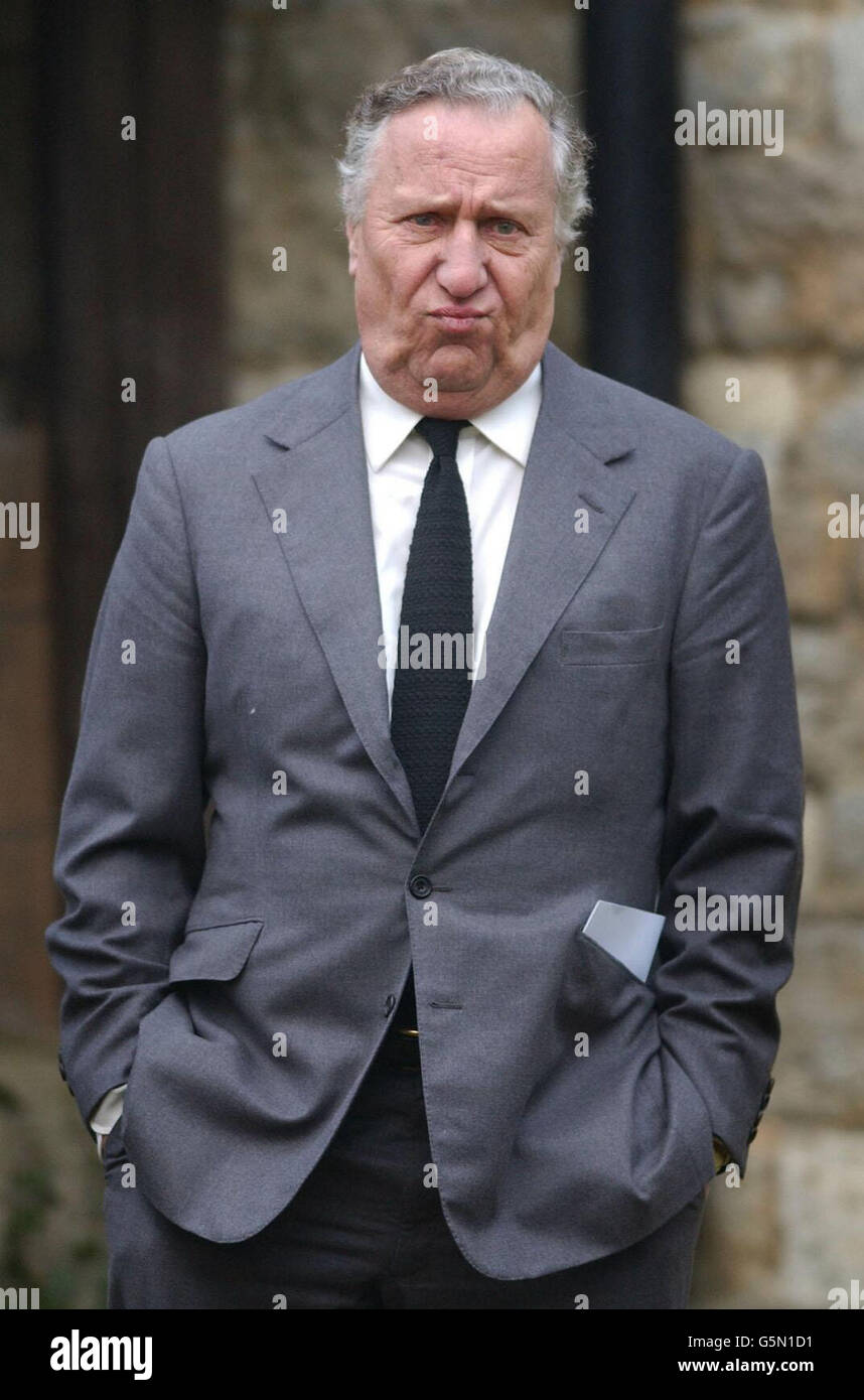 Der Autor Frederick Forsythe verlässt das Begräbnis des Schauspielers Sir Nigel Hawthorne in der St. Mary's Church, Thundridge, Hertfordshire Mittwoch, 9. Januar 2002. Sir Nigel, der in der BBC-Fernsehkomödie Yes, Minister, spielte, starb am zweiten Weihnachtsfeiertag im Alter von 72 Jahren an einem Herzinfarkt. * der Oscar-nominierte Schauspieler hatte 18 Monate lang mit Krebs zu kämpfen und starb in seinem Haus in Hertfordshire mit seinem Partner und einem Freund. Stockfoto