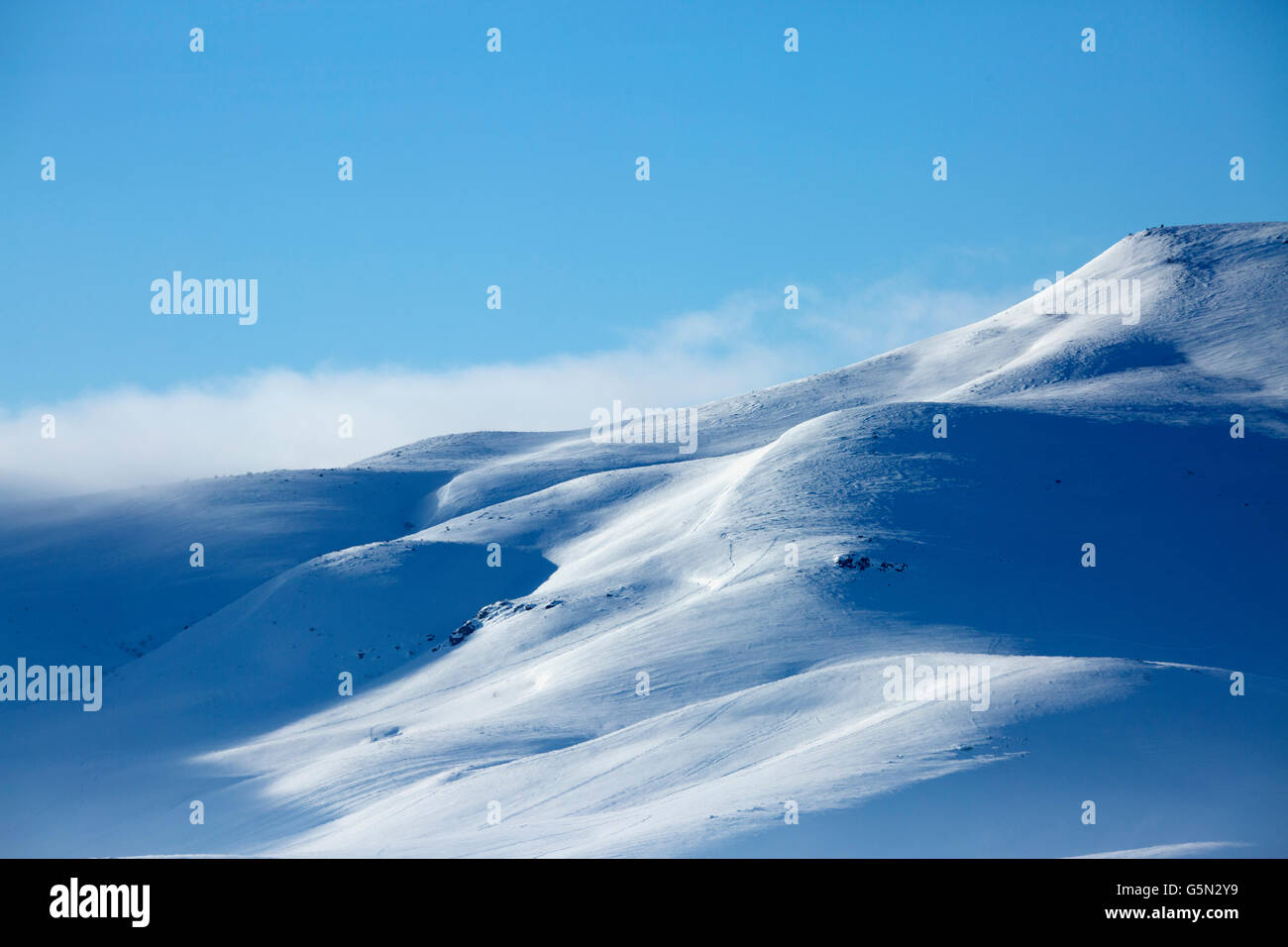 Schneebedeckte Berge in abgelegenen Landschaft Stockfoto