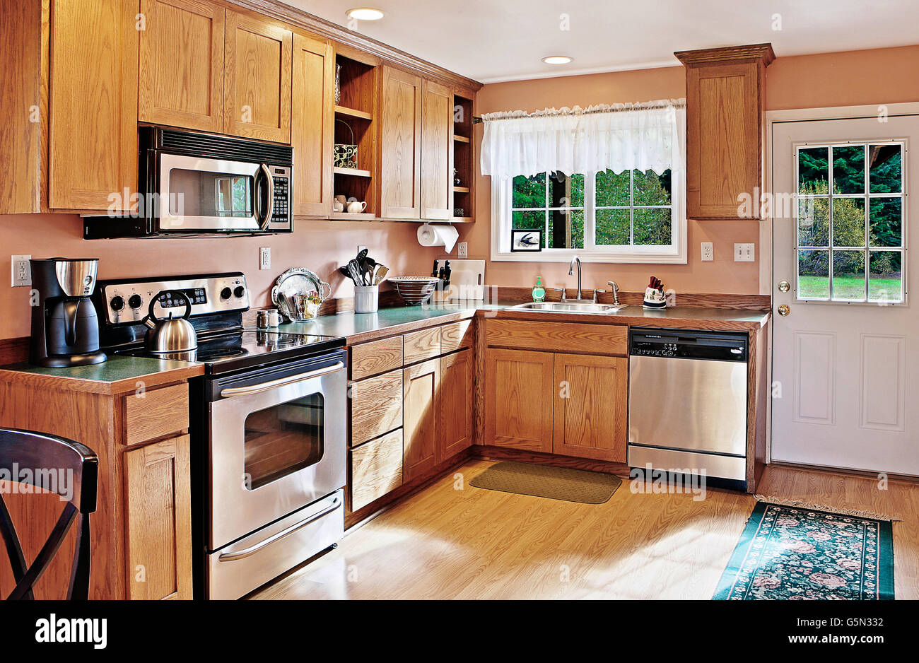 Schränke und Arbeitsplatten in modernen Küche Stockfoto
