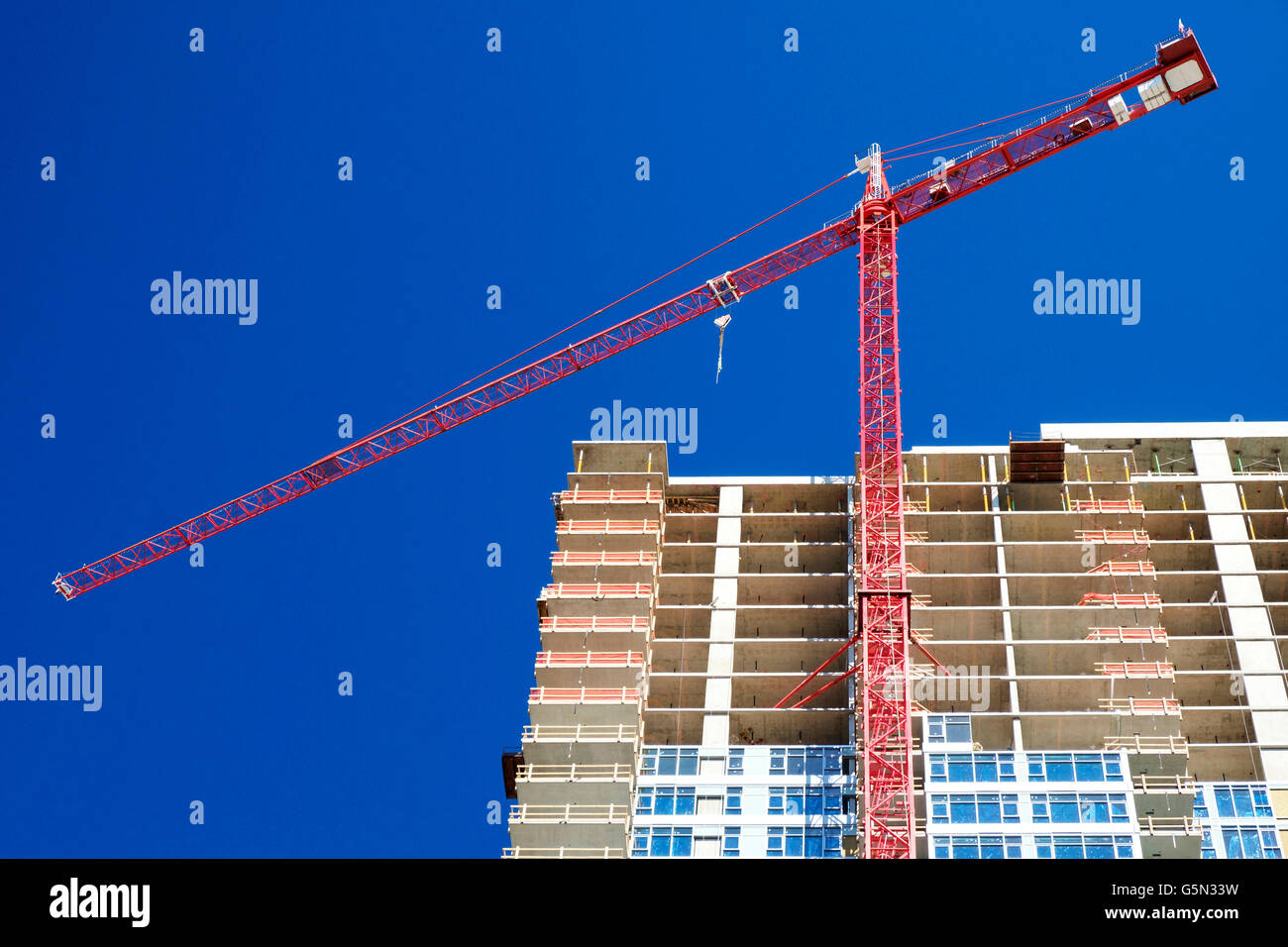 Niedrigen Winkel Ansicht der Kranbau-Hochhaus Stockfoto