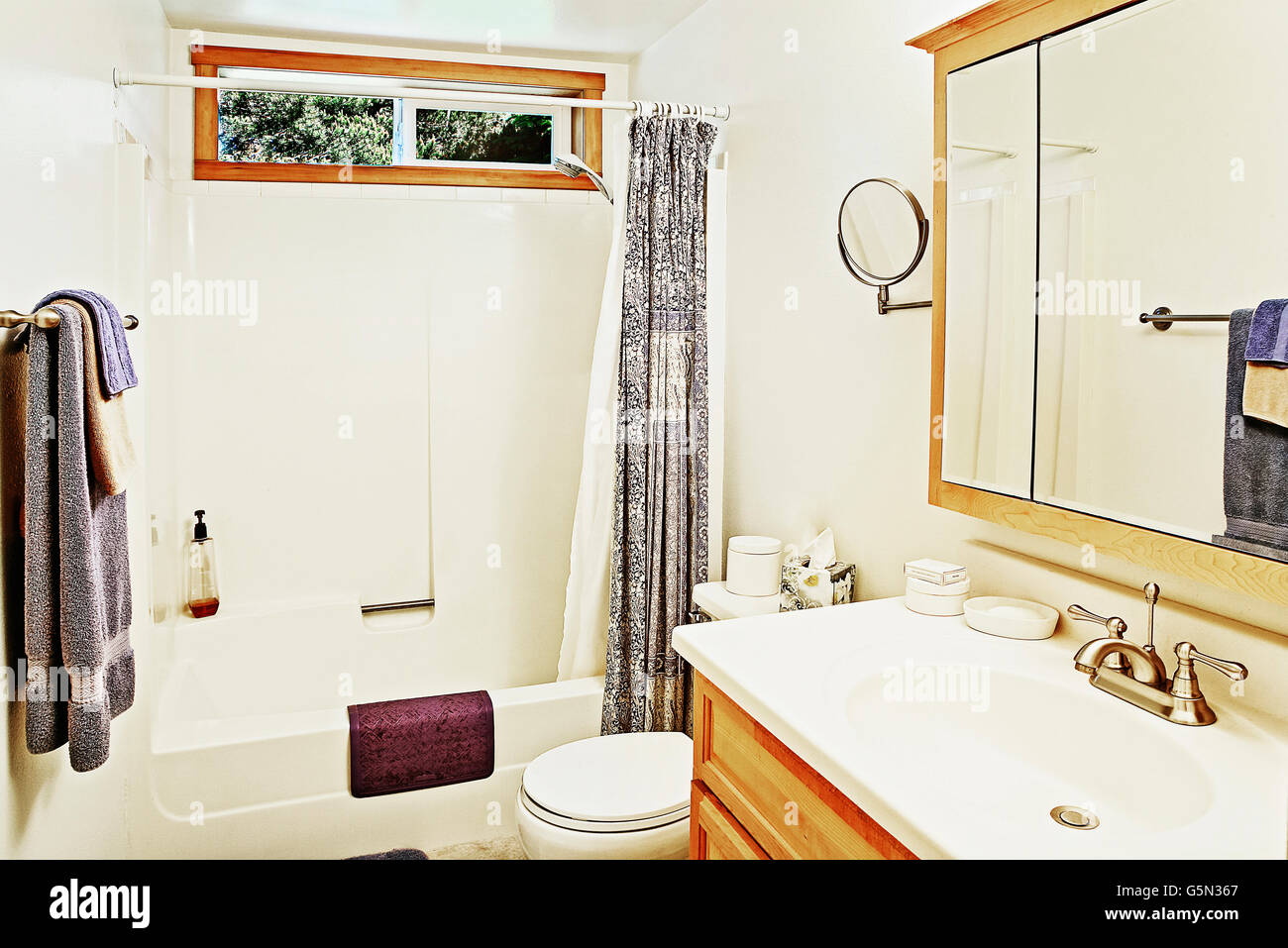 Badewanne und Waschbecken im Badezimmer Stockfoto