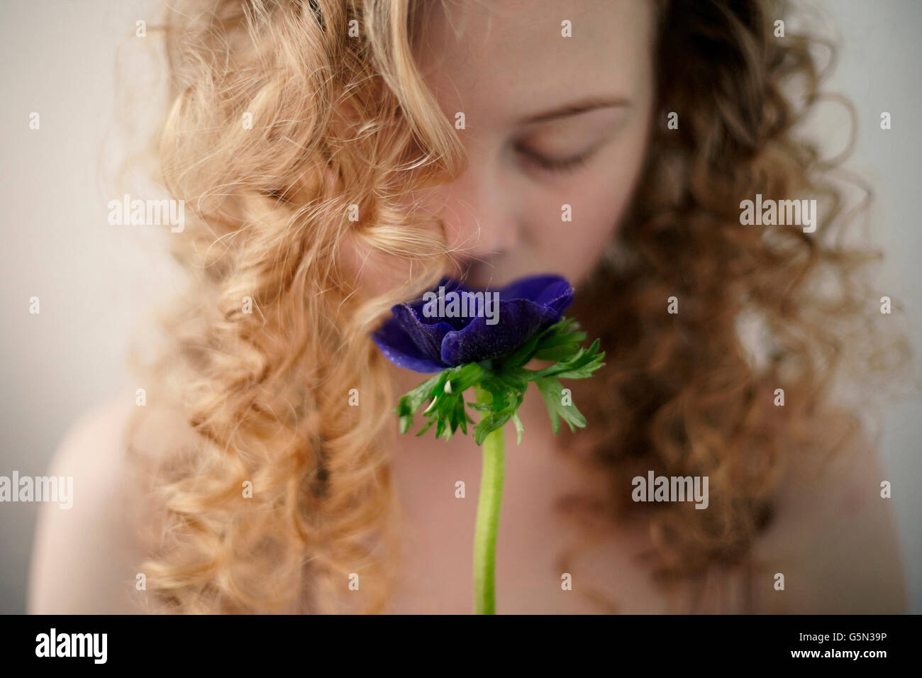Kaukasischen Mädchens duftenden Blume Stockfoto