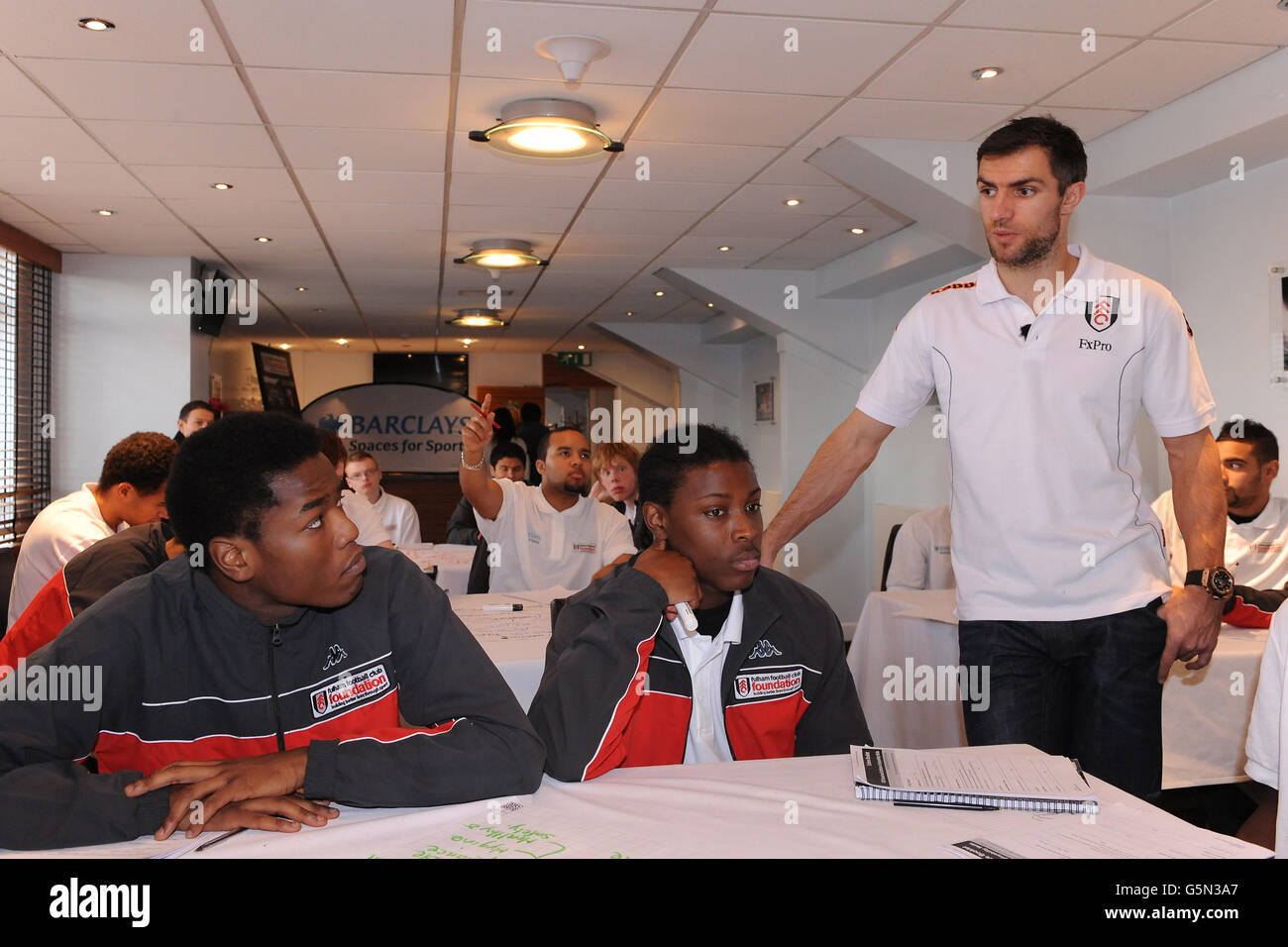 Fulhams Aaron Hughes tritt in einem Barclays-Raum auf Für Sportereignis Stockfoto