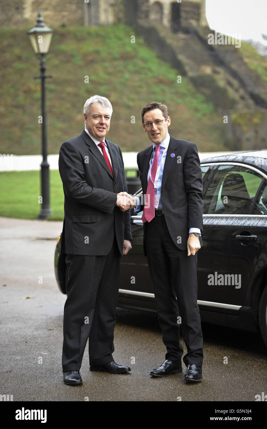 Der erste Minister von Wales (links), RT Hon Carwyn Jones AM, begrüßt den Premierminister von Jersey, Senator Ian Gorst, als er zum britisch-irischen rat in Cardiff Castle eintrifft. Stockfoto