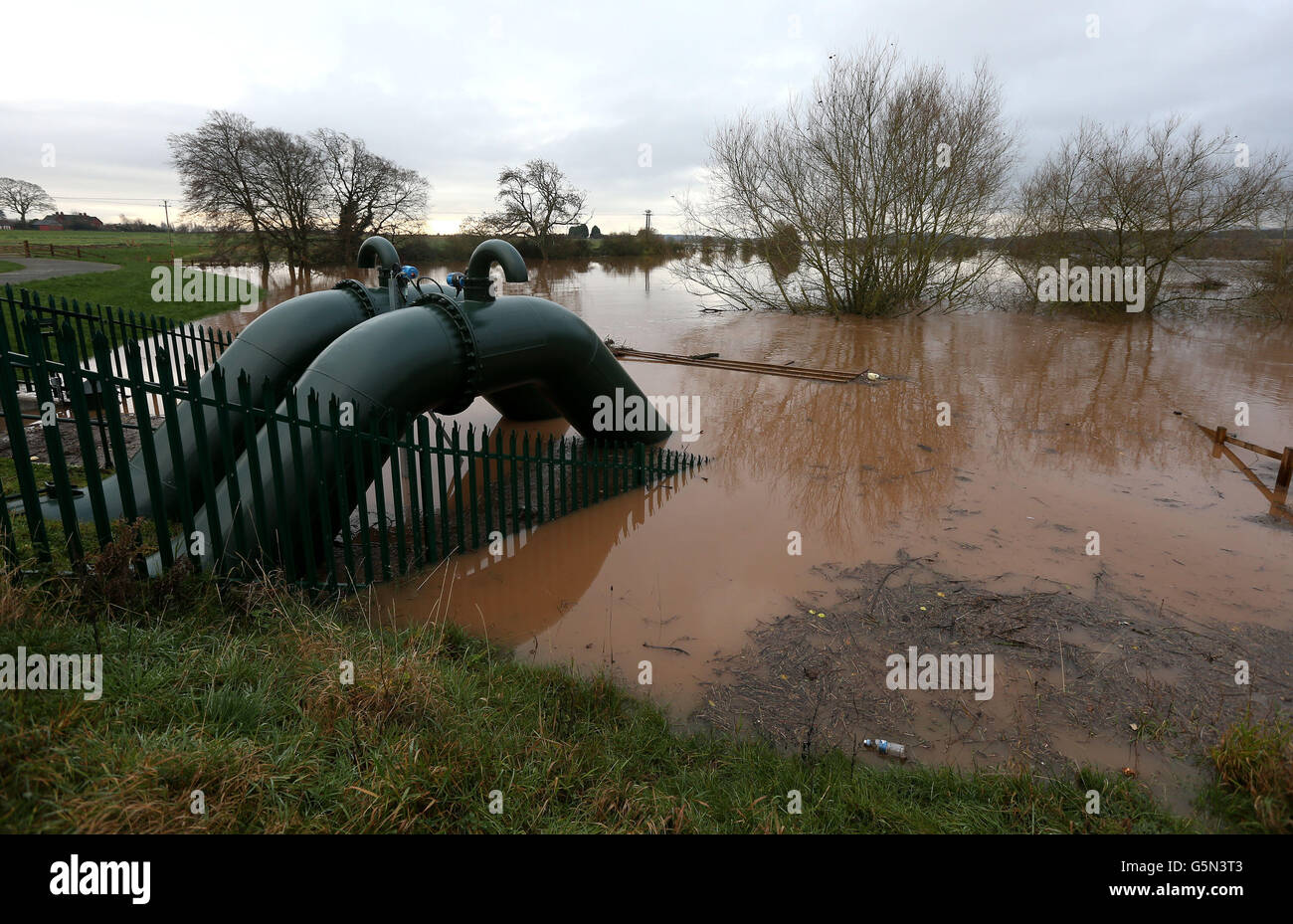 Hochwasser-Schutzpumpen, die am Wochenende ausgefallen sind, als das Dorf Kempsey in Worcestershire überschwemmt wurde. Stockfoto
