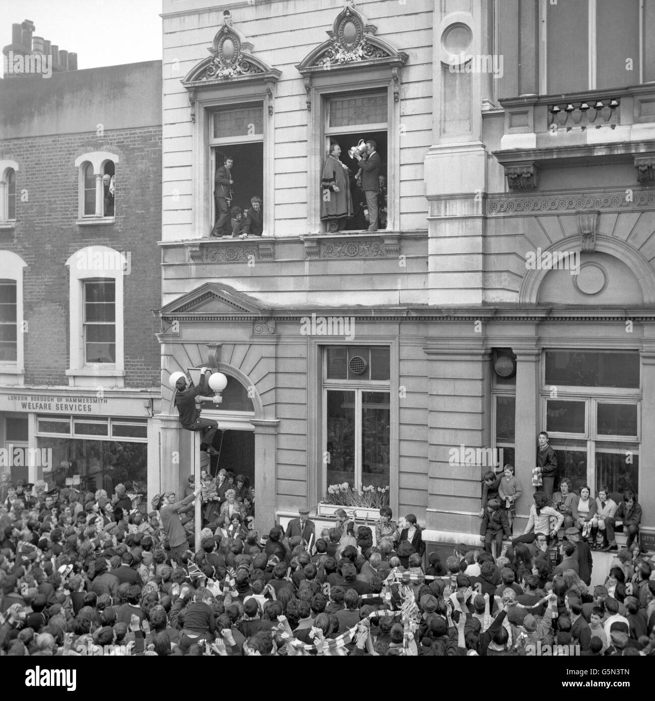 Chelsea-Manager Dave Sexton trinkt während der Siegesparade von Chelsea im Fenster des Fulham Town Hall nach dem FA Cup-Sieg über Leeds United vom FA Cup. Stockfoto
