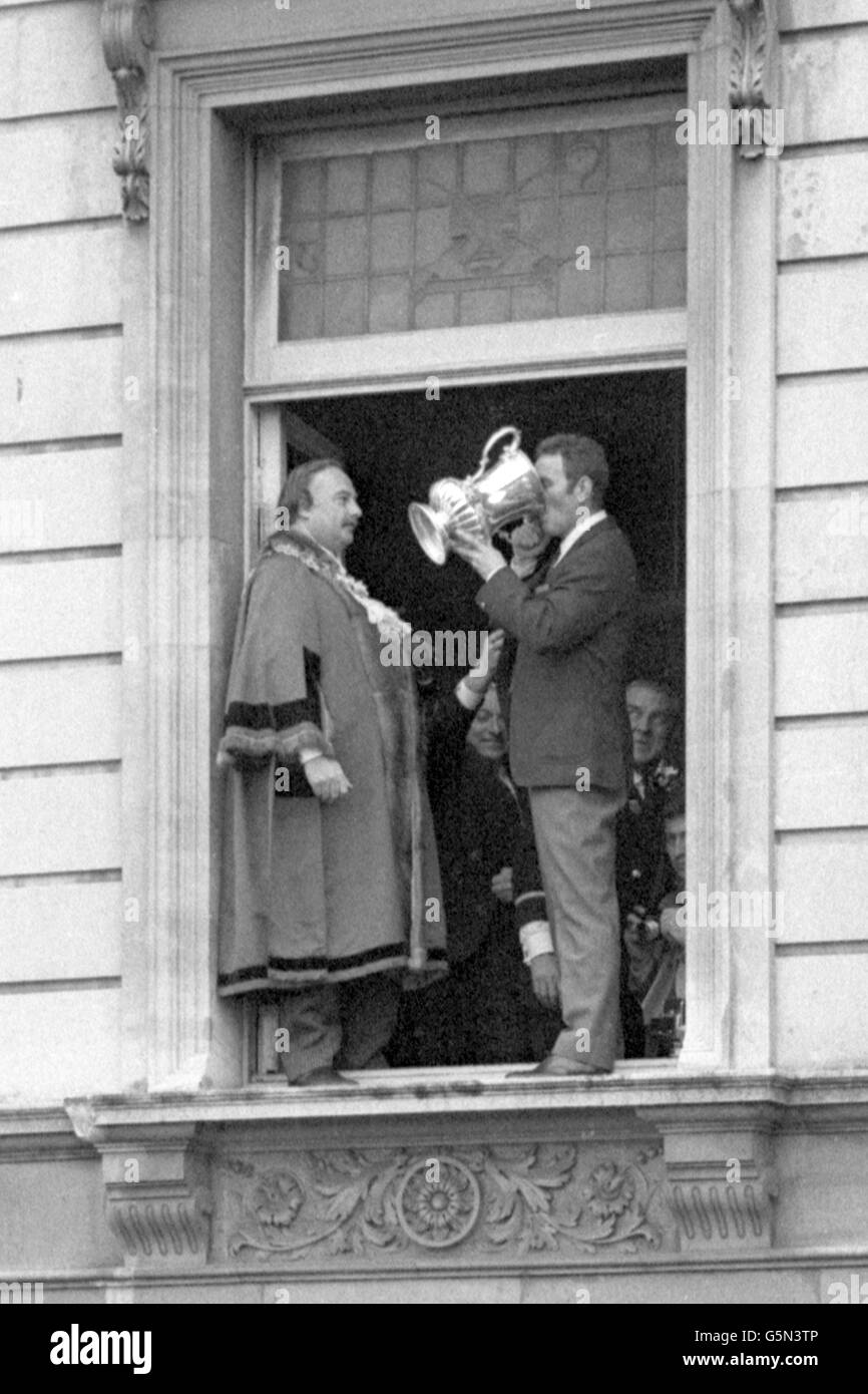 Chelsea-Manager Dave Sexton trinkt während der Siegesparade von Chelsea im Fenster des Fulham Town Hall nach dem FA Cup-Sieg über Leeds United vom FA Cup. Stockfoto