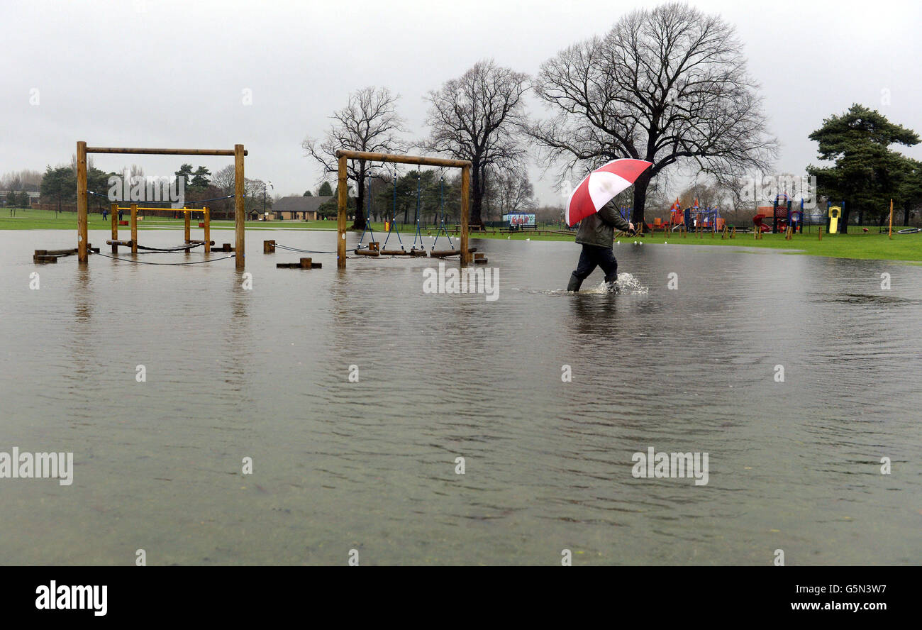 Eine Person schreitet durch den Riverside Park in Chester-Le-Street, überflutet nach starkem Regen. Stockfoto