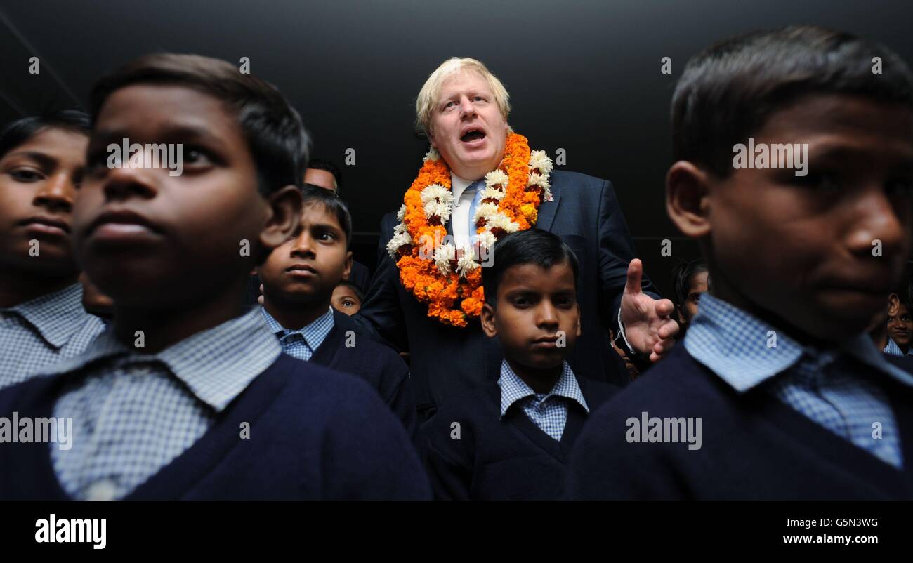 Der Londoner Bürgermeister Boris Johnson trifft Studenten und Schüler während eines Besuchs an der Amity University in Uttar Pradesh bei Delhi, wo er sich an Mitglieder der Universität wandte und Fragen von indischen Studenten beantwortete, im Rahmen einer einwöchigen Tour durch Indien, um indische Unternehmen zu überzeugen, in London zu investieren. Stockfoto