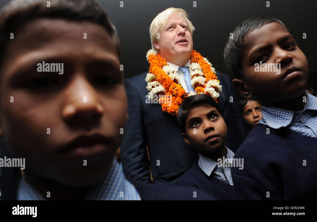 Der Londoner Bürgermeister Boris Johnson trifft Studenten und Schüler während eines Besuchs an der Amity University in Uttar Pradesh bei Delhi, wo er sich an Mitglieder der Universität wandte und Fragen von indischen Studenten beantwortete, im Rahmen einer einwöchigen Tour durch Indien, um indische Unternehmen zu überzeugen, in London zu investieren. Stockfoto