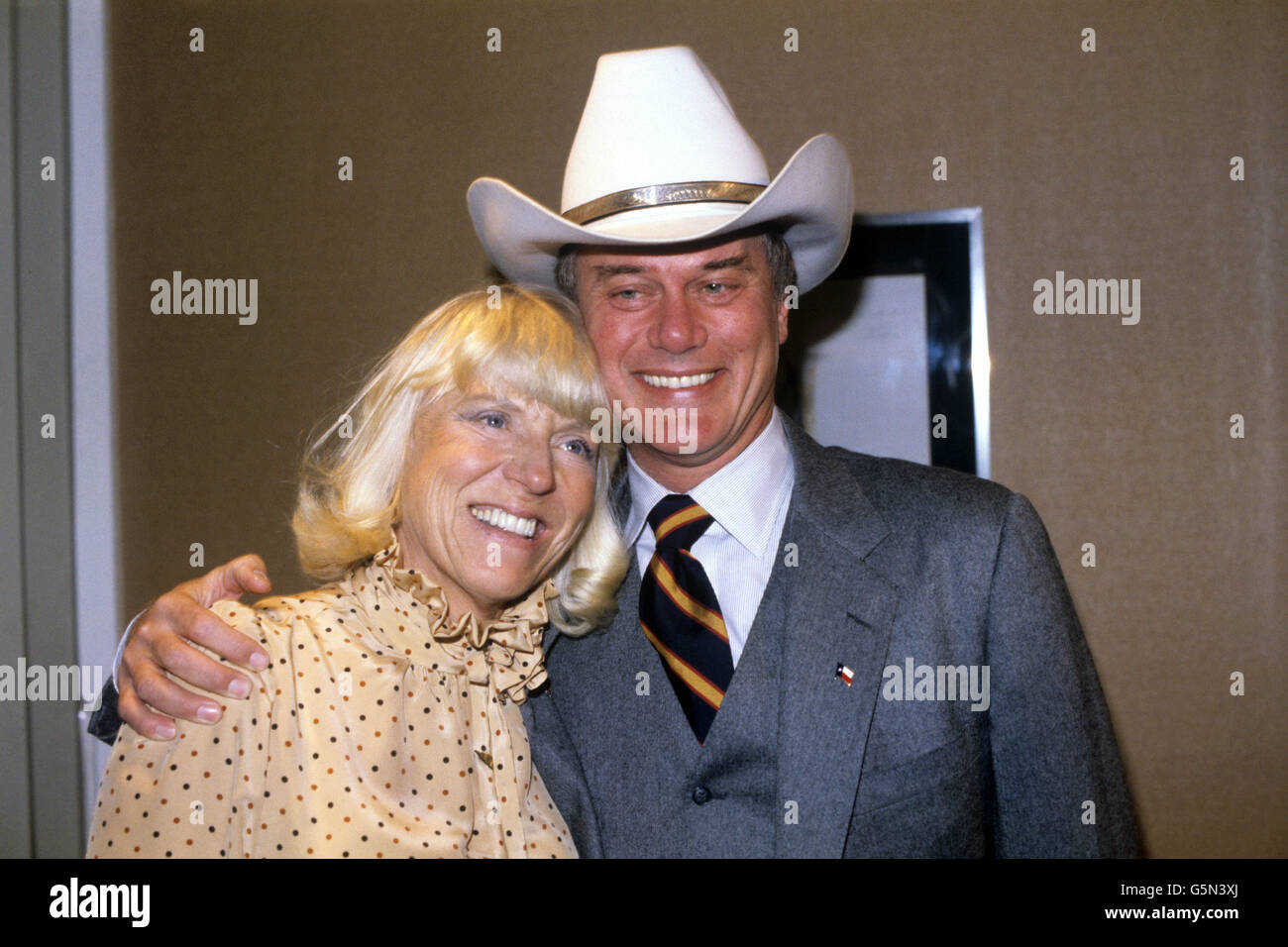 Der amerikanische Schauspieler Larry Hagman, der mit seiner Frau Maj in London den schurkischen Ölmagnaten JR Ewing in der erfolgreichen TV-Seifenoper Dallas spielt. Stockfoto
