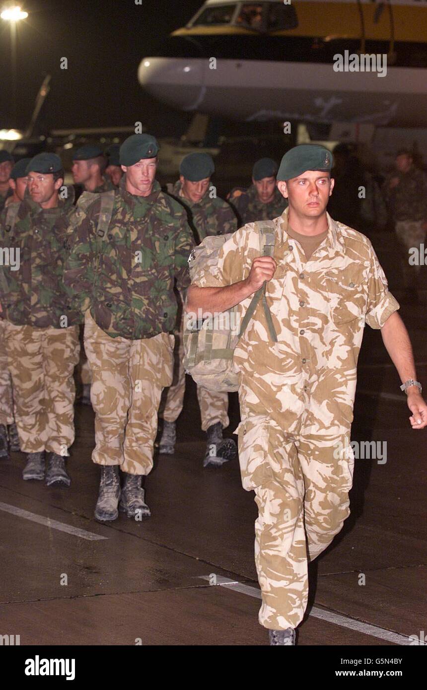 Bravo Company of 40 Commando Royal Marines kehrt nach Hause zum Exeter Airport in Devon zurück. 40 Commando segelte von Plymouth aus, um an der Trainingsübung Saif Sareea im Oman teilzunehmen, aber die Terroranschläge auf New York und Washington sahen sie nach Afghanistan ziehen. *... wo sie geholfen haben, den Bagram Flughafen zu sichern. Stockfoto