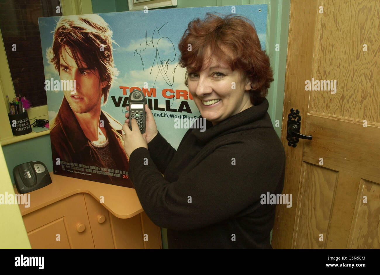 Tom Cruise-Fan Elaine O'Leary aus Wilby, Northamptonshire, der die Gelegenheit verpasst hatte, am Montagabend mit ihrem Herzklopfen zu sprechen, nachdem er sie auf dem Mobiltelefon ihrer Tochter angerufen hatte, als er die Massen vor dem Londoner Kino getroffen hatte. * ... wo sein neuester Film, Vanilla Sky, seine Premiere hatte, aber am Telefon ihres Ex-Freundes ignorierte sie den Anklopfton auf der Leitung, da sie dachte, es sei eine Freundin ihrer Tochter, die versucht hätte, durchzukommen. Tom Cruise hinterließ stattdessen eine Nachricht für sie auf ihrem Anrufbeantworter. Stockfoto
