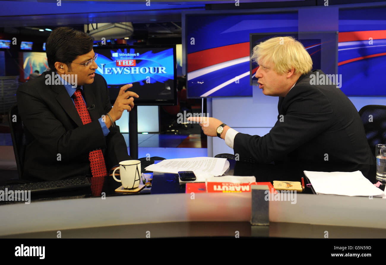 Der Londoner Bürgermeister Boris Johnson spricht mit dem indischen Pendant von David Letterman, Arnab Goswami. Goswami, einer der prominentesten Gastgeber der indischen Chat-Show, tritt als Teil einer einwöchigen Tour durch Indien auf einem der berühmtesten aktuellen Programme des Landes auf, wo er versucht, indische Unternehmen zu überzeugen, in London zu investieren. Stockfoto