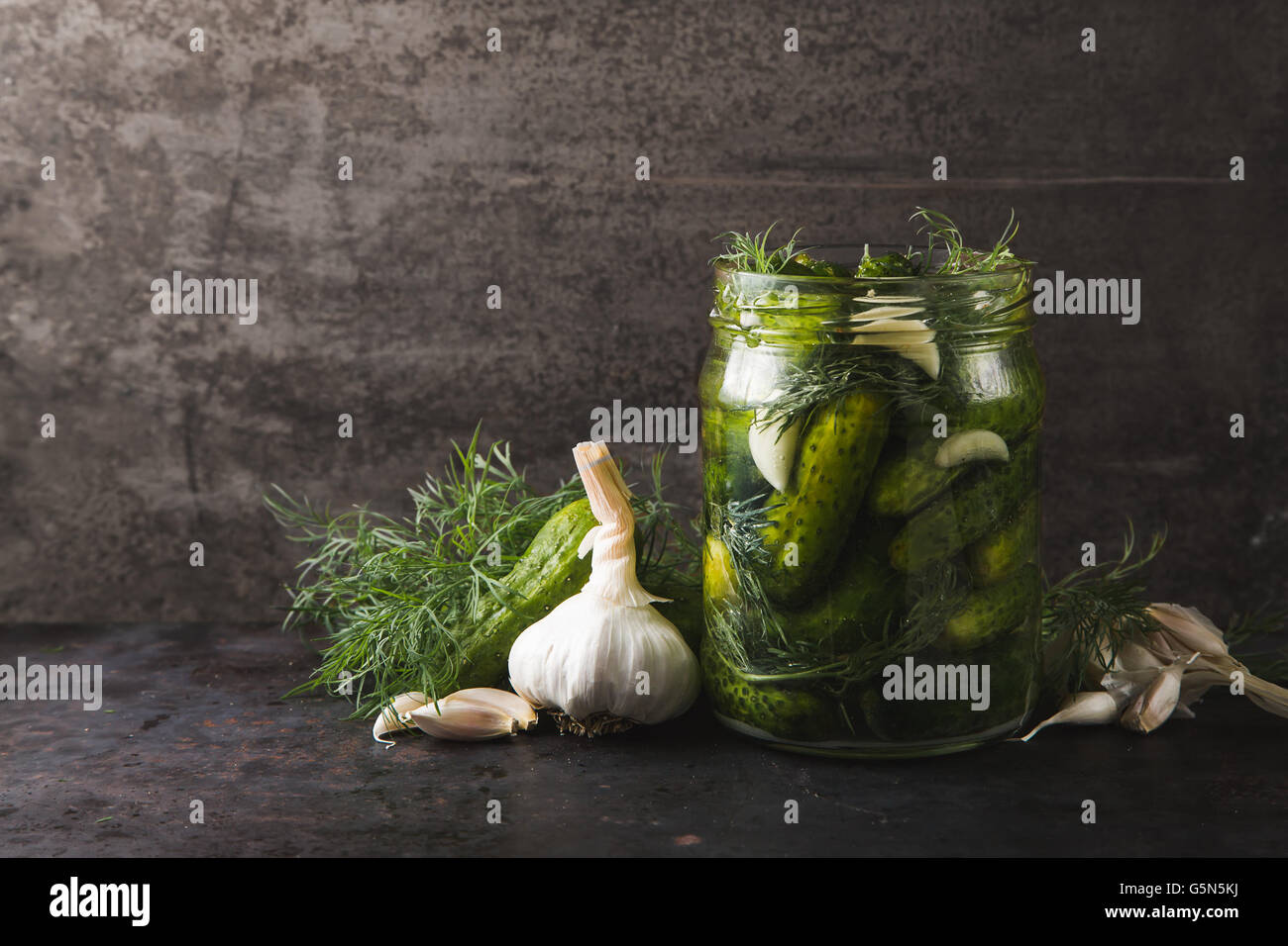 Glas von Gurken mit Dill und Knoblauch Stockfoto