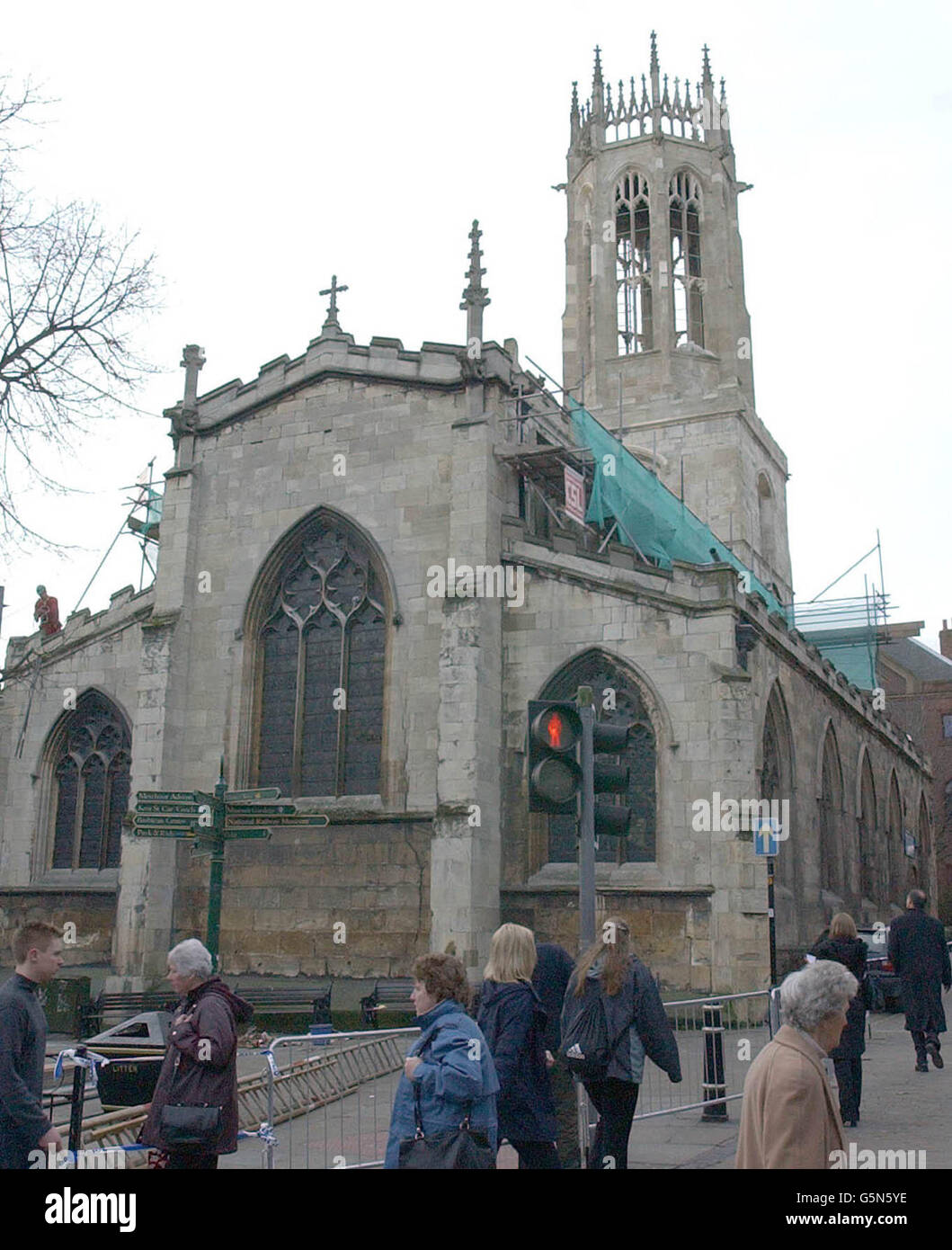 All Saints Church in York mit der fehlenden Spitze (L), nachdem ein Stück Mauerwerk vom Dach während Sturm in der Stadt stürzte letzte Nacht, tötete eine Frau, die unter der Nähe ging. Stockfoto