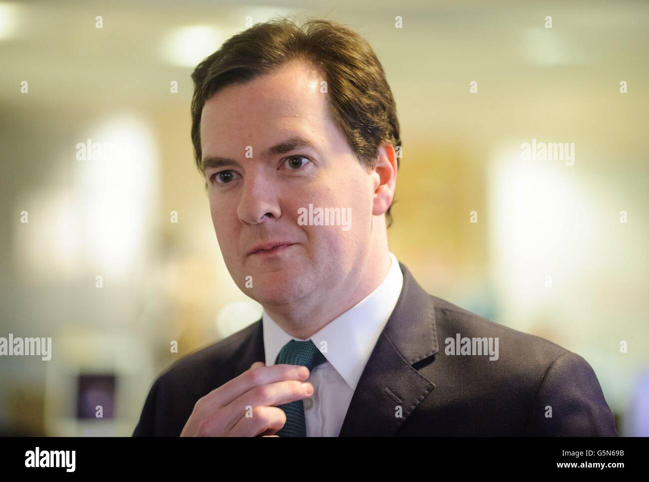 Bundeskanzler George Osborne bei einem Besuch der Büros von HM Revenue & Customs (HMRC) in Westminster, im Zentrum von London, vor seinem Mini-Budget am Mittwoch, Wo die Kanzlerin einen £154-Millionen-Blitzschlag gegen große globale Unternehmen und wohlhabende Einzelpersonen enthüllen wird, die Steuerrechnungen ausweichen, um Milliarden von Pfund für das Finanzministerium zurückzugewinnen. Stockfoto