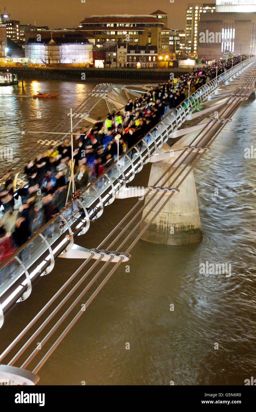 Rund 2,000 Menschen versuchten heute Abend, die Millennium-Brücke wackeln zu lassen, als Ingenieure einen massiven Test an der Struktur durchführten. Architekten, Ingenieure und Arbeiter aus den umliegenden Büros wurden massenhaft über die Brücke geführt. * Sie wurden vom Bürgermeister von Southwark Hilary Wines angeführt, um den Erfolg der Reparaturen zu überprüfen, die 5 Millionen kosten, da festgestellt wurde, dass sie zu viel bewegen. An der 350 Meter langen Hängebrücke, die die City of London mit dem Südufer der Themse verbindet, wurde eine Reihe von 90 Dämpfern oder Stoßdämpfern montiert. Lwpgalnews Stockfoto