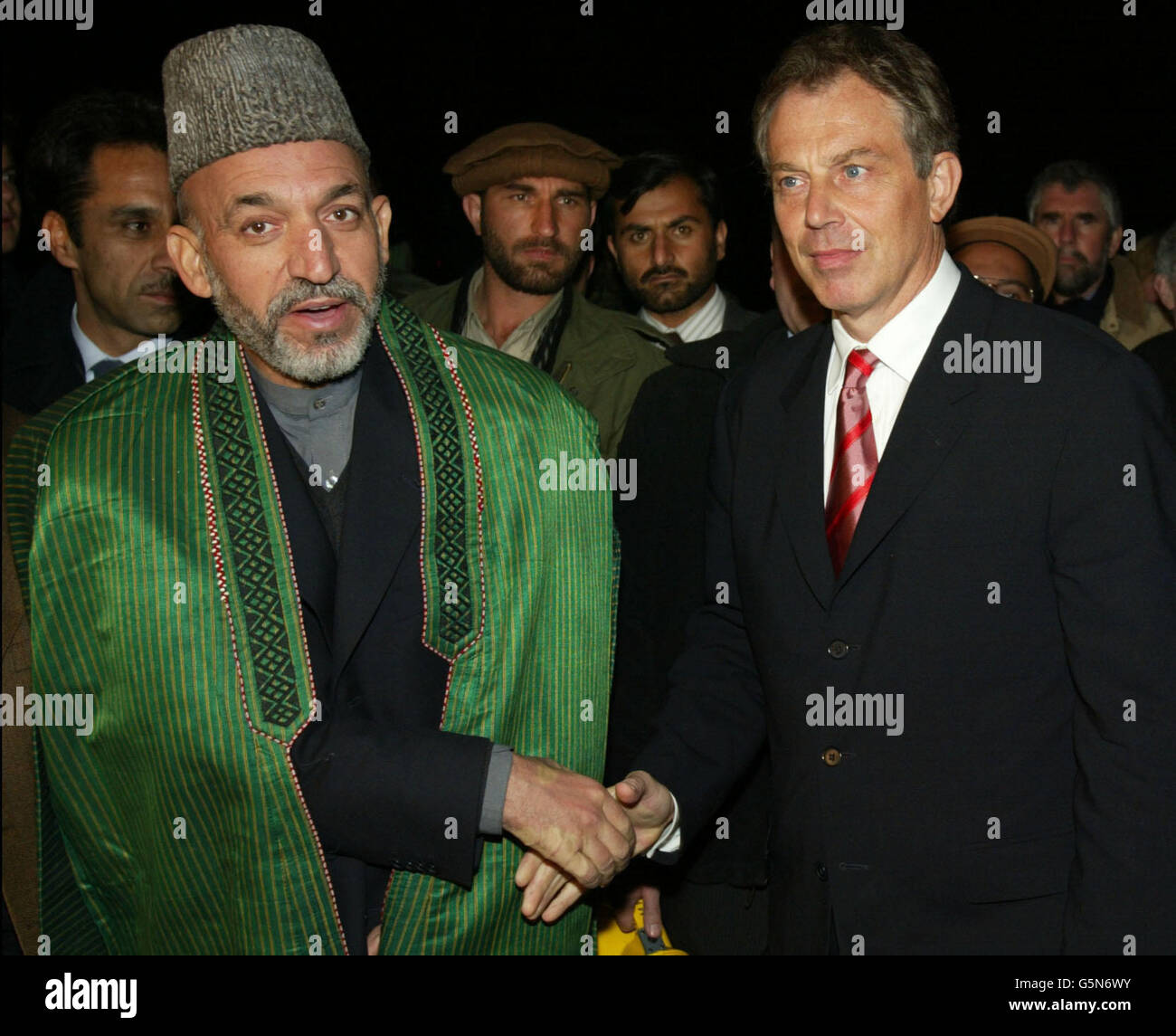 PM Tony Blair und Afghanistans interim Leiter Hamid Karzai Stockfoto