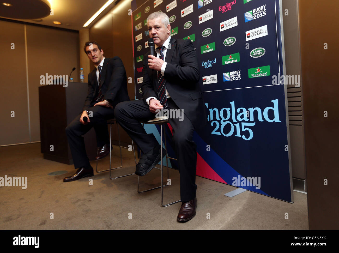 Wales-Trainer Warren Gatland und Kapitän Sam Warburton während einer Pressekonferenz nach der Auslosung für die Rugby-Weltmeisterschaft 2015 Pools. Montag, 3. Dezember 2012. Bildnachweis sollte lauten: David Davies/PA Wire. Stockfoto