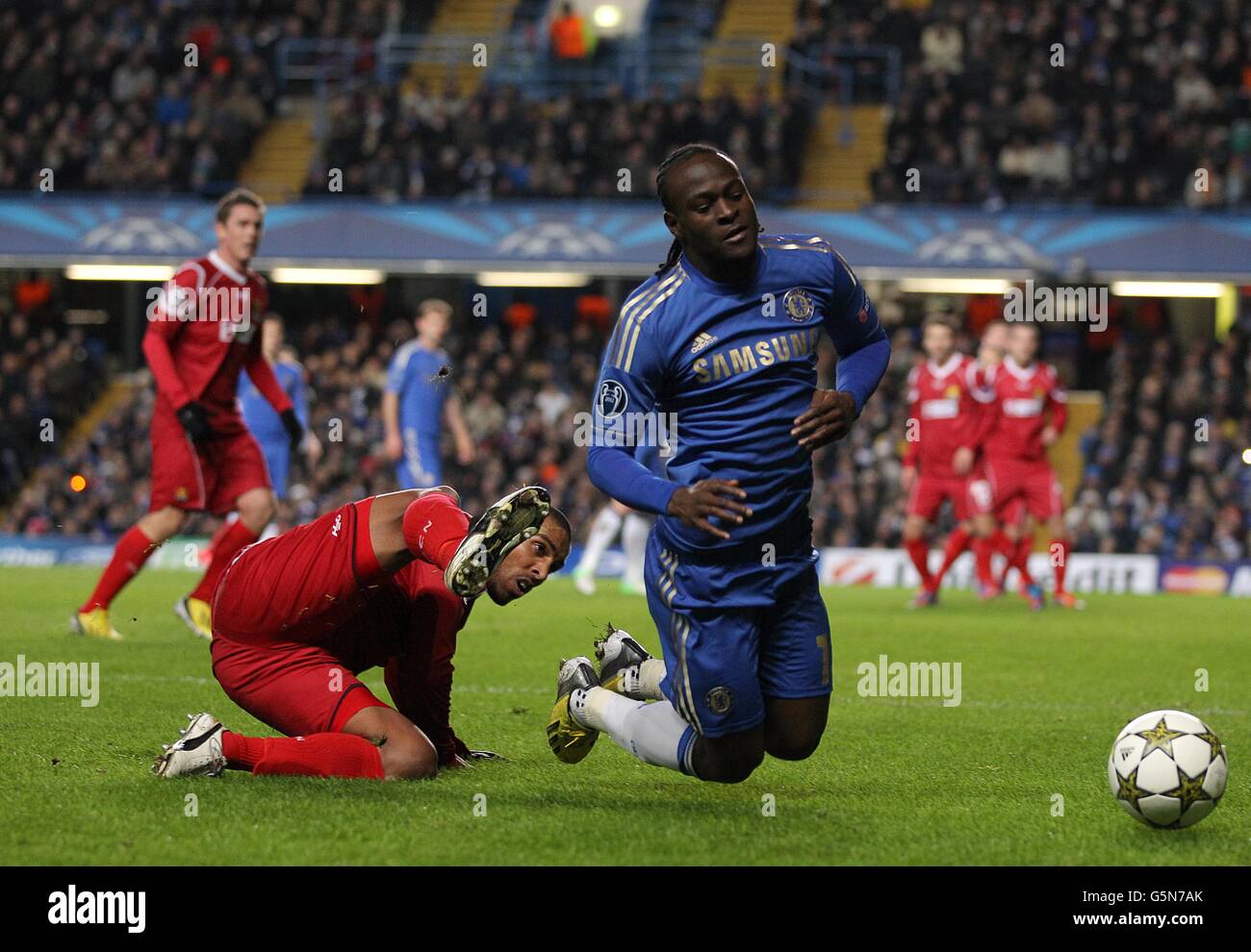 Patrick Mtiliga (links) des FC Nordsjaelland schiebt sich gegen Chelsea's Victor ein Moses (rechts) Stockfoto