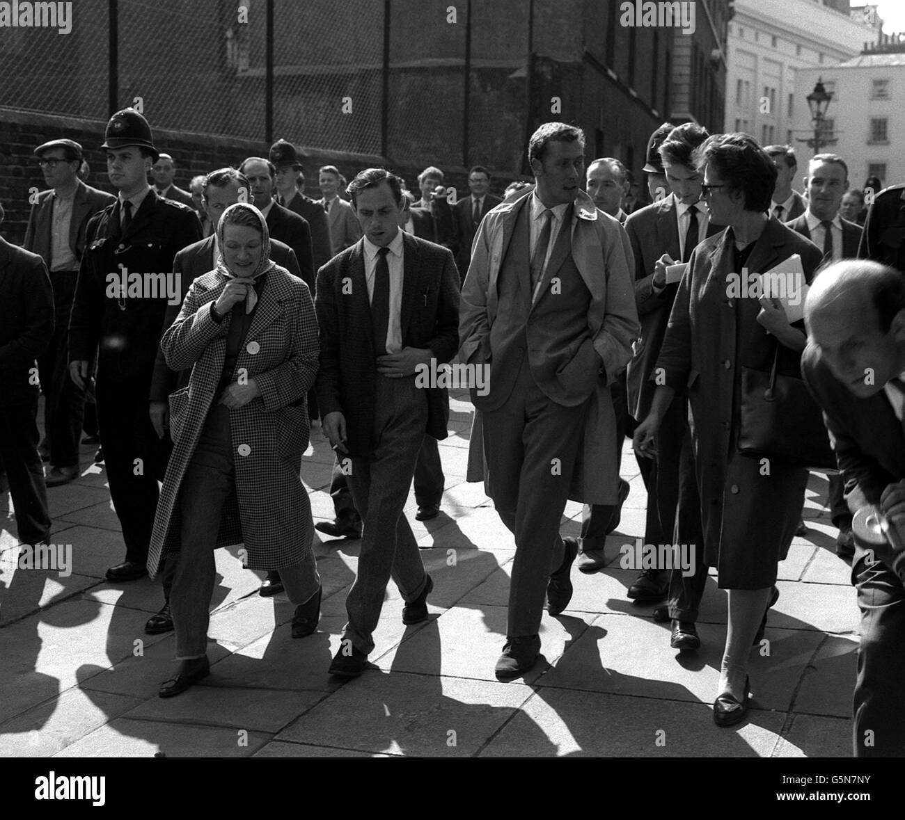 Der Dramatiker John Osborne (Hände in Taschen), einer der vielen, die während einer achtstündigen Ban-the-Bombe-Sit-Down-Demonstration am Trafalgar Square in London verhaftet wurden, läuft durch London, nachdem er vor Gericht mit einer Geldstrafe von 1 belegt wurde. Stockfoto